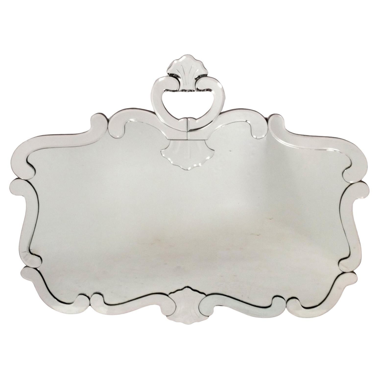 Elegante specchio veneziano di grandi dimensioni 62 "l x 49 "h.