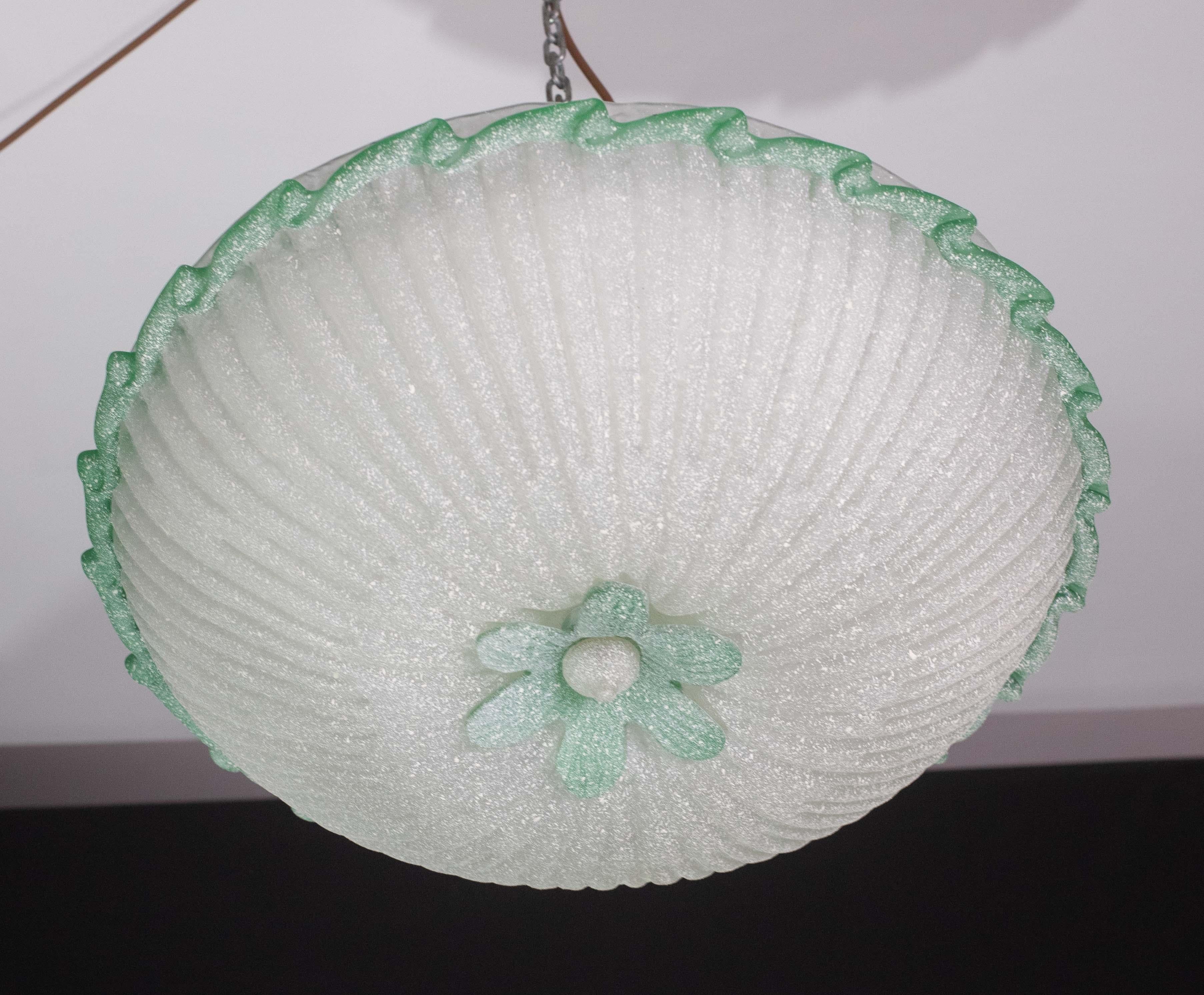 Splendida plafoniera di Murano verde e trasparente, con un vetro speciale con lavorazione che sembra anticato
La plafoniera è composta da 3 elementi in vetro, la piastra centrale e un bellissimo fiore verde.
Il piatto centrale è circondato da una