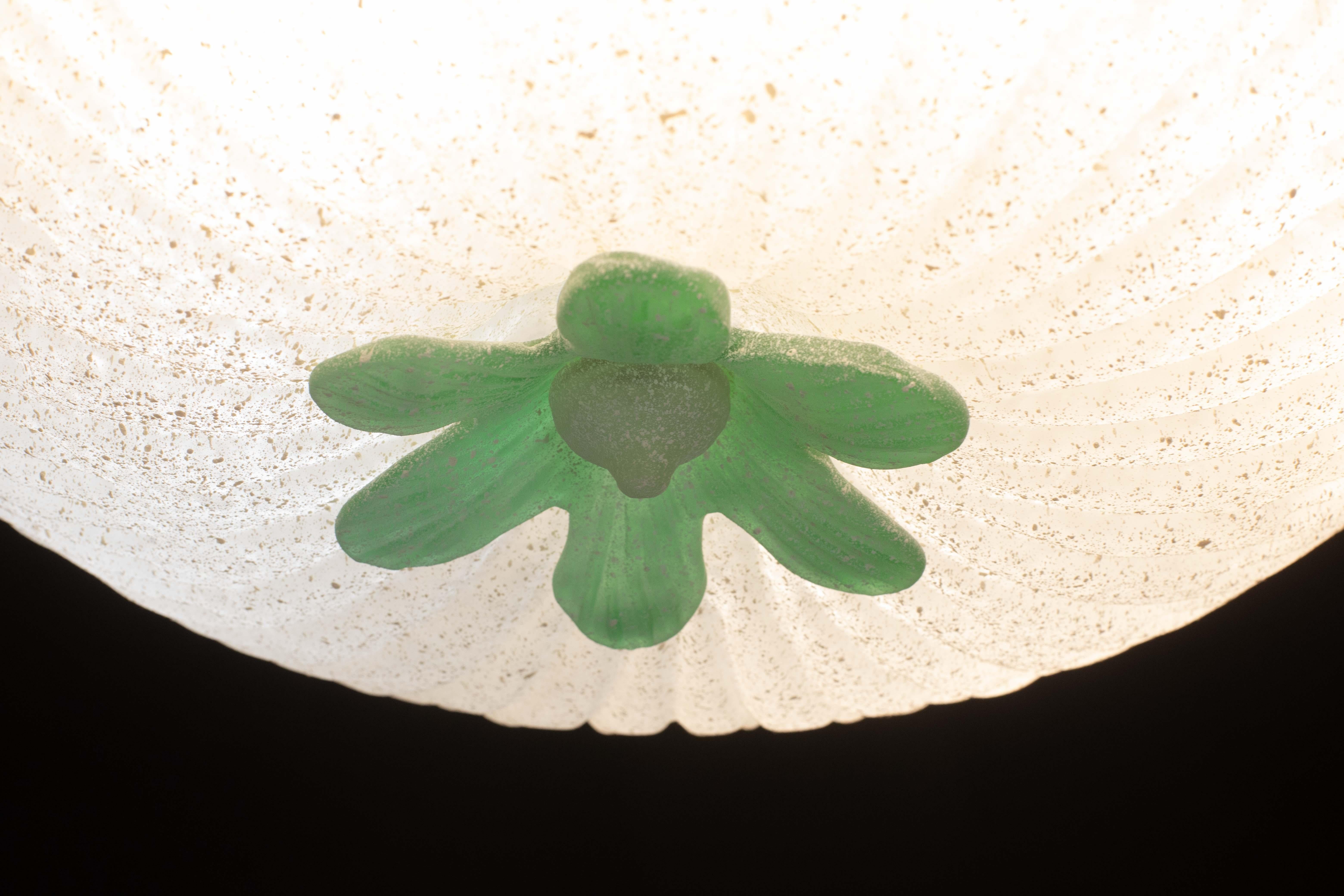 Vetro di Murano Eleganza di un fiore da soffitto di grandi dimensioni in Greene & Greene di Murano in vendita
