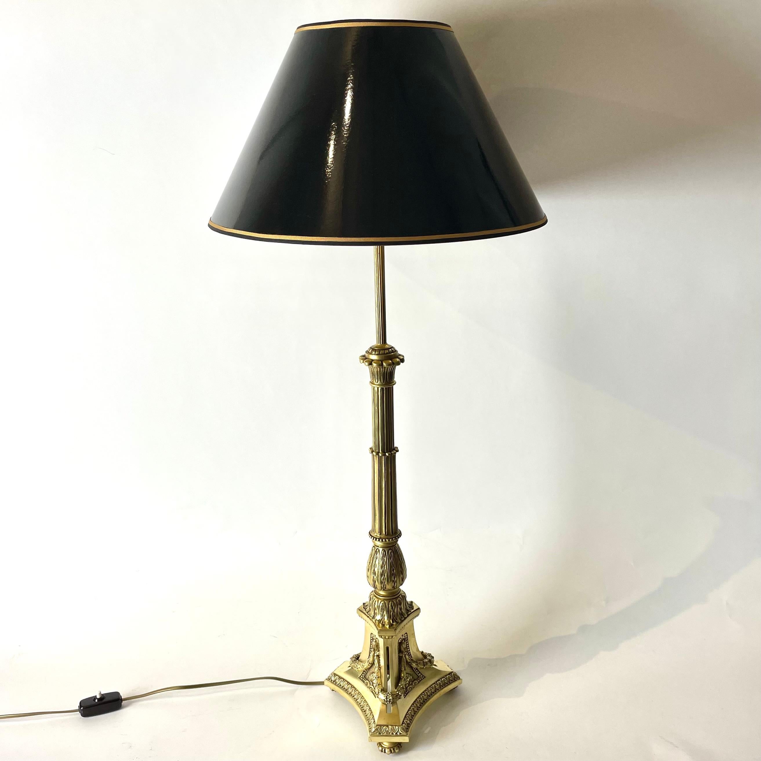 An Elegant and Large Table Lamp in the style of Louis XVI, Gilt Bronze Acanthus Ornamentation

This table lamp features an interpretation of the classical column-based table lamp, consisting of natural and leaf ornaments. It consists of a triangular