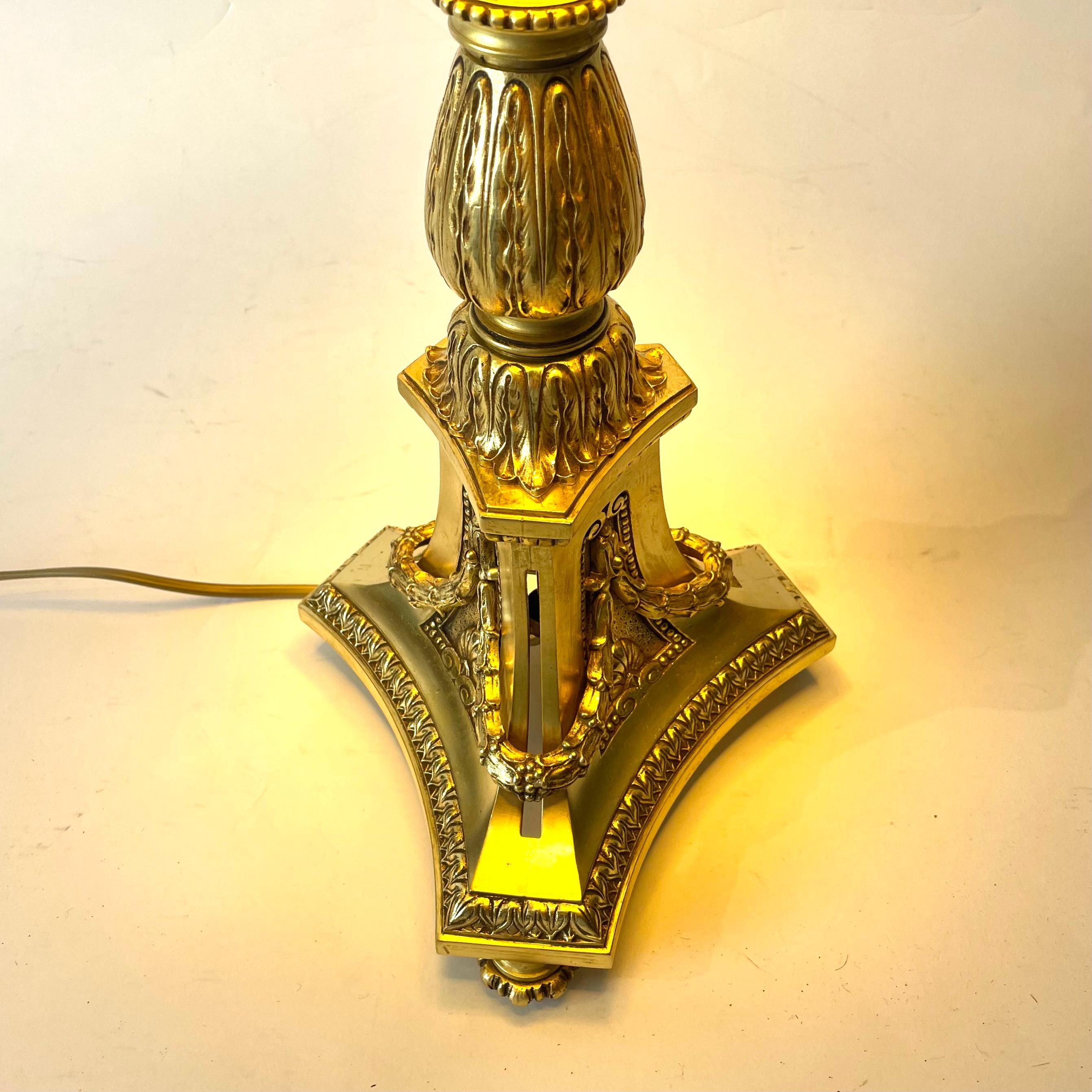 Elegant Large Table Lamp Gilt Bronze in the style of LouisXVI Early 20th Century In Good Condition For Sale In Knivsta, SE