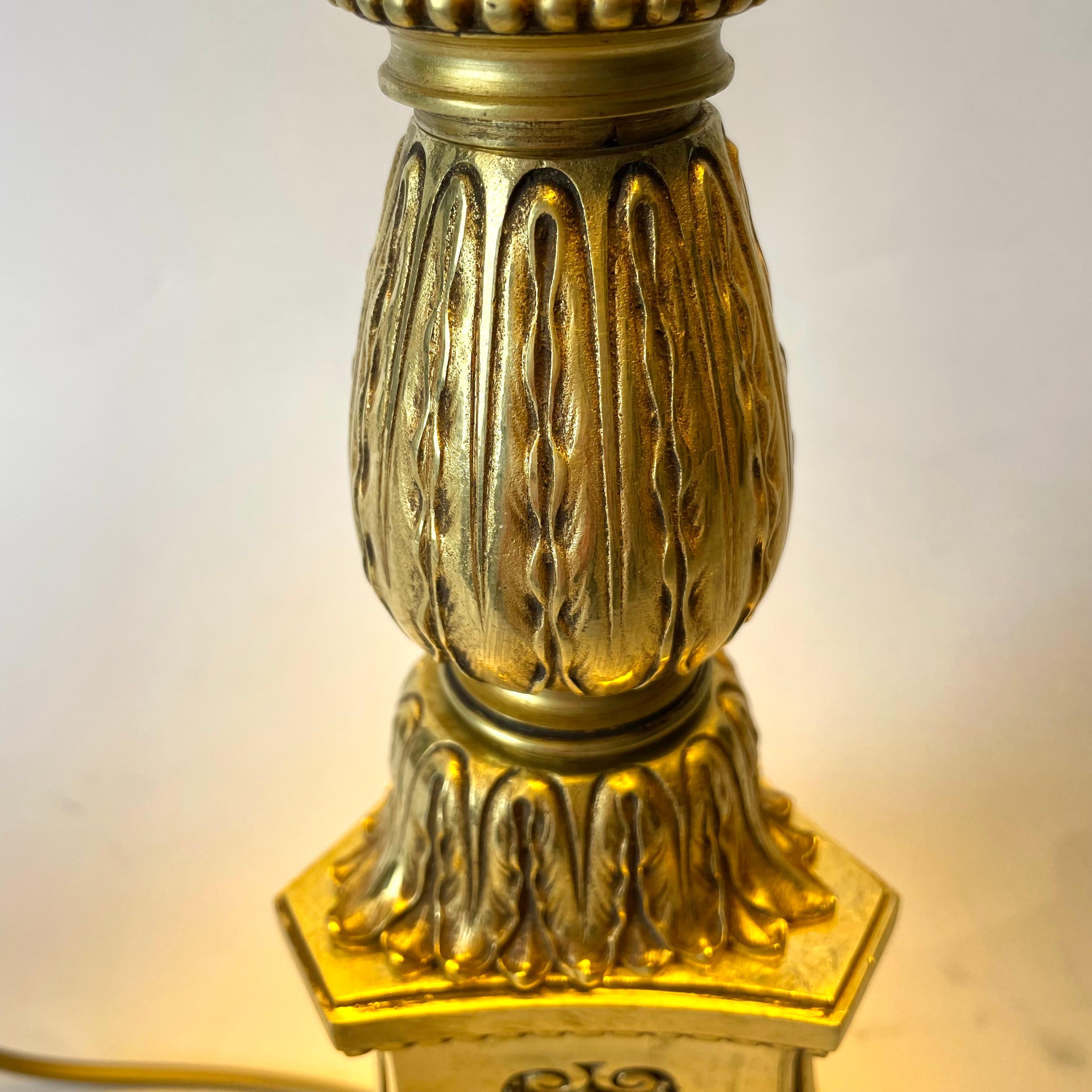 Elegant Large Table Lamp Gilt Bronze in the style of LouisXVI Early 20th Century For Sale 4
