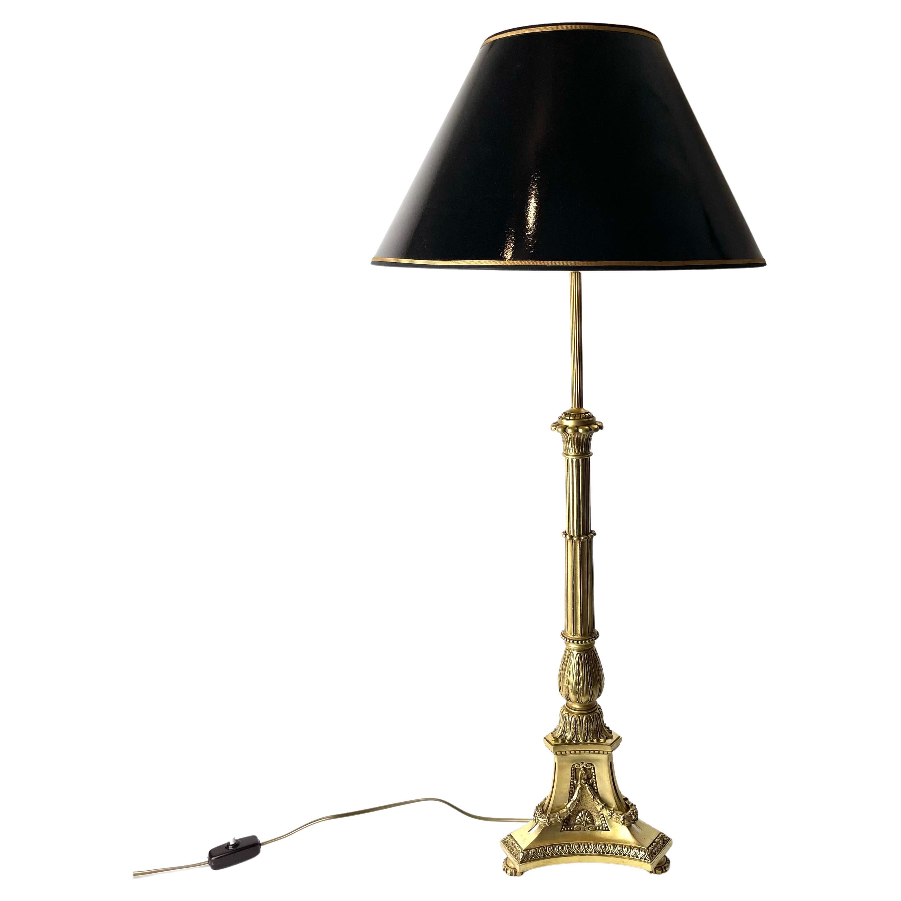 Elegance Grande lampe de table en bronze doré dans le style de LouisXVI Début du 20ème siècle