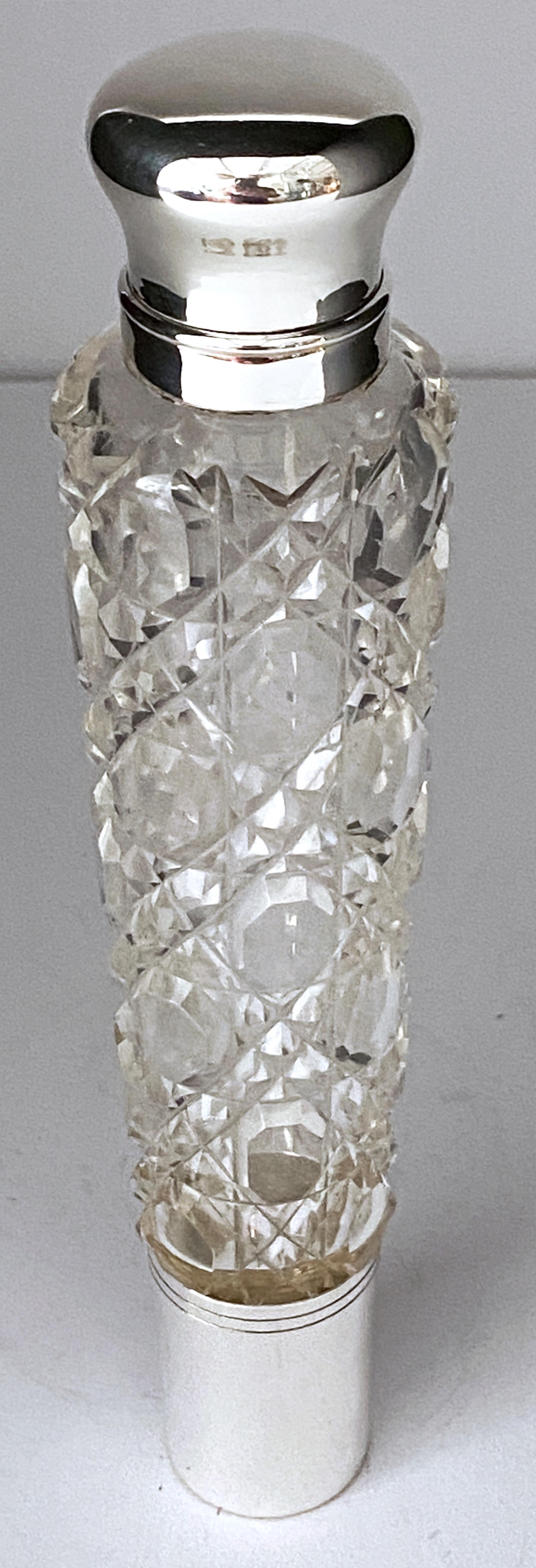 Eleganza della fine del XIX secolo: fiaschetta inglese in argenteria e cristallo tagliato 

Inghilterra, circa 1895

Questa elegante fiaschetta inglese di fine Ottocento placcata in argento e cristallo tagliato, risalente al 1895 circa, è un pezzo