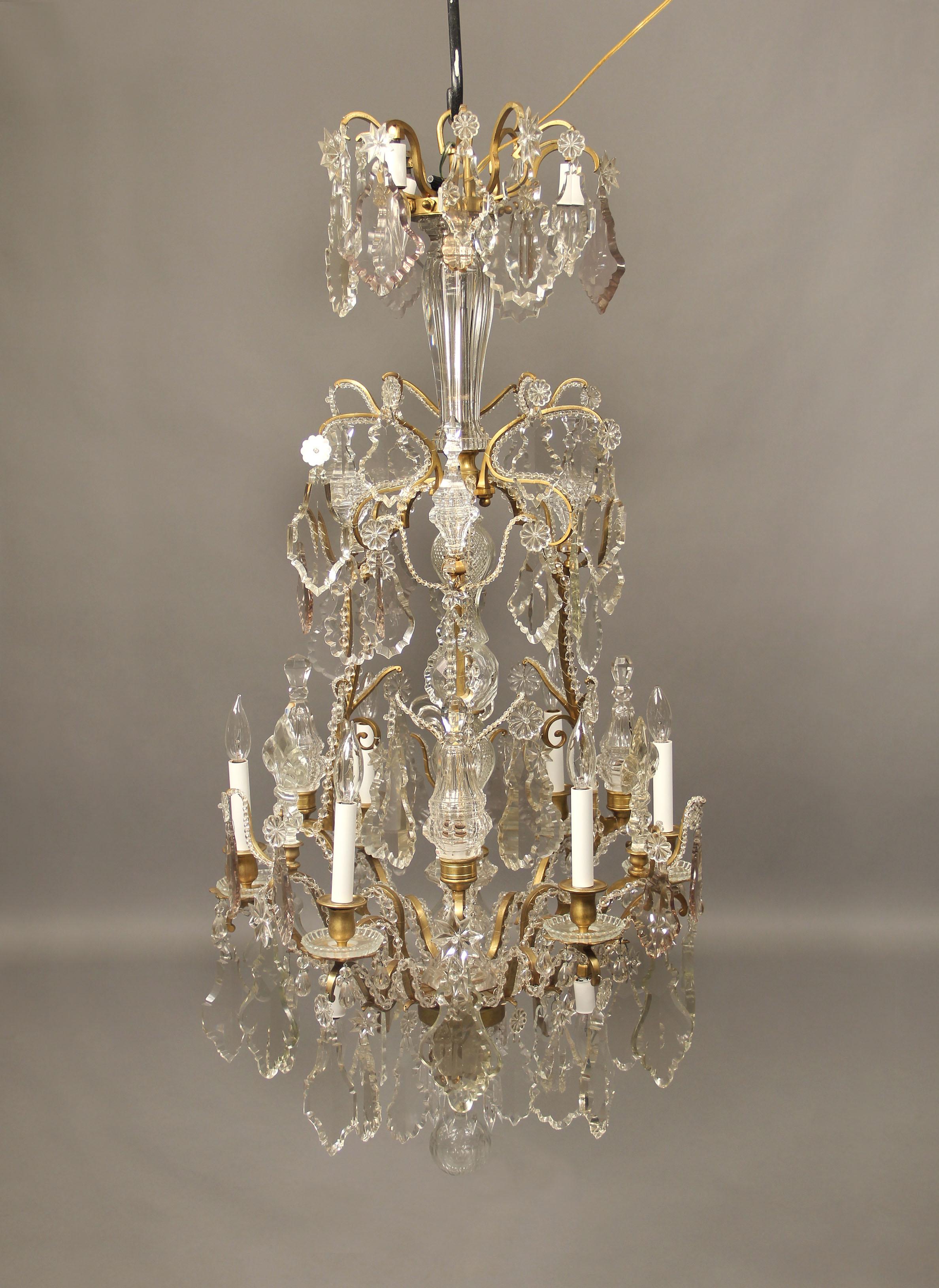 Élégant lustre à quinze lumières en bronze doré et cristal de Baccarat datant de la fin du XIXe siècle

Cristal multifacettes et façonné, bras perlés, colonne centrale en cristal taillé, six lances, dont trois sont allumées et font partie des neuf