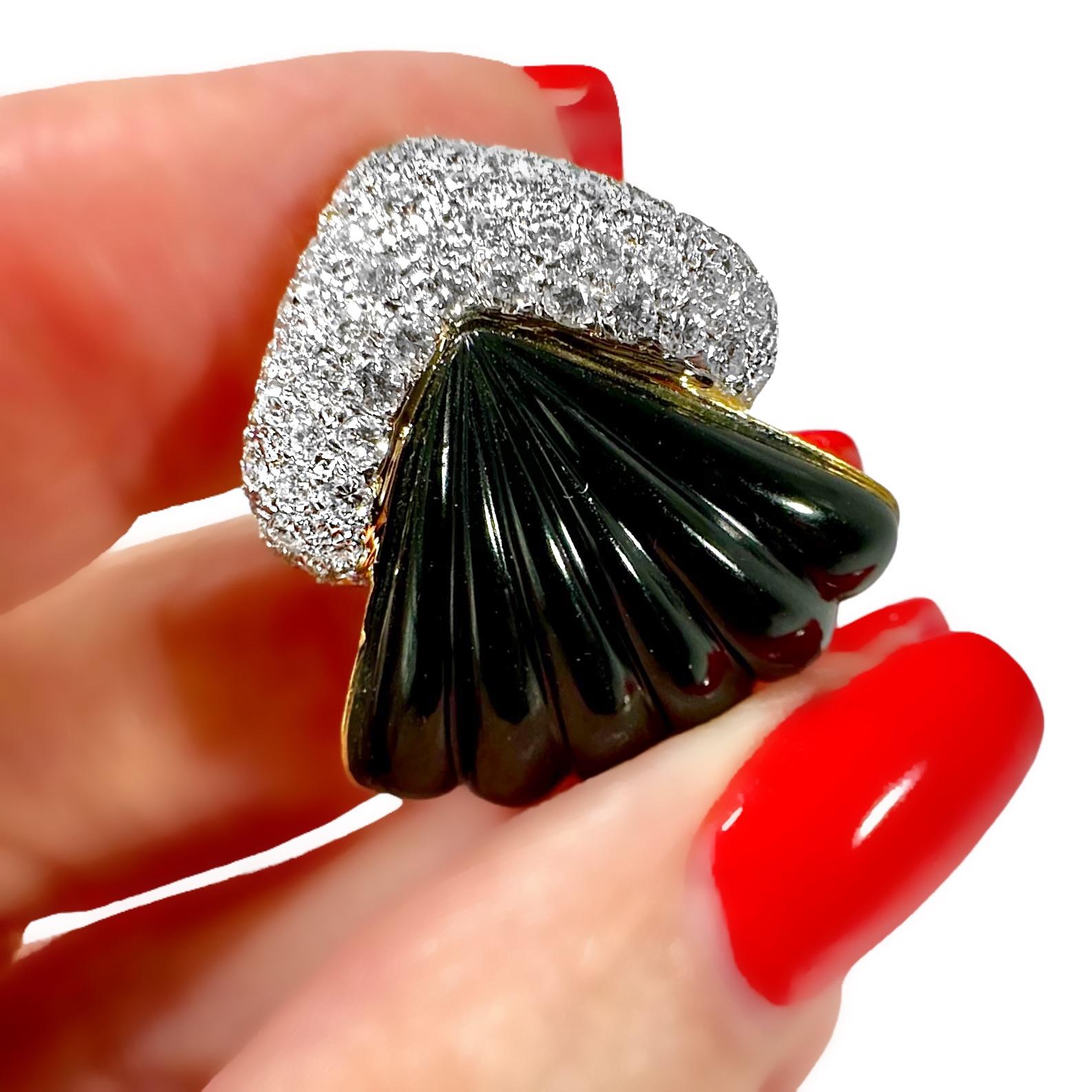 Elegant Late-20th Century 18K Yellow Gold Fluted Black Onyx & Diamond Earrings For Sale 4
