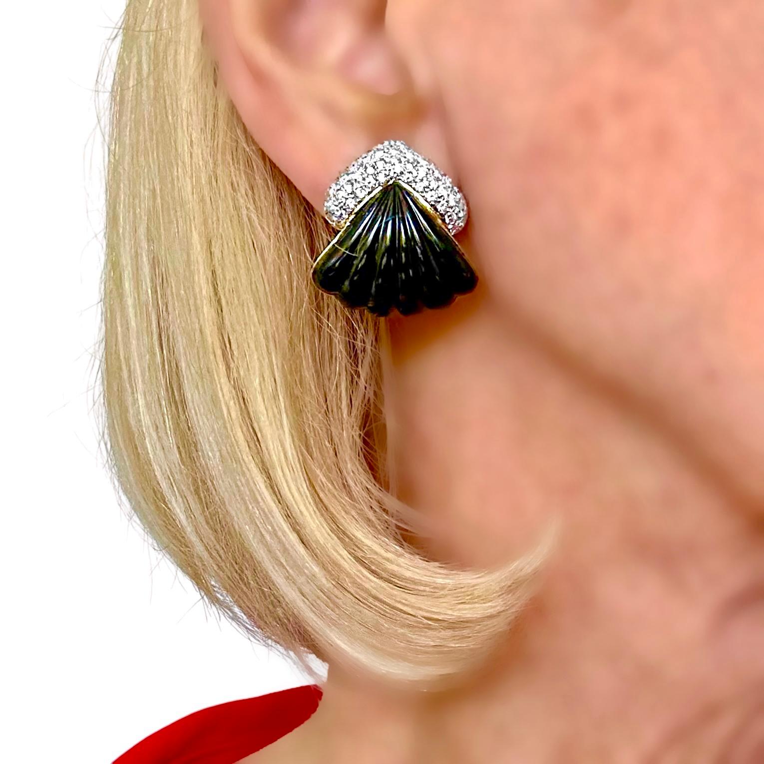 Elegant Late-20th Century 18K Yellow Gold Fluted Black Onyx & Diamond Earrings For Sale 5