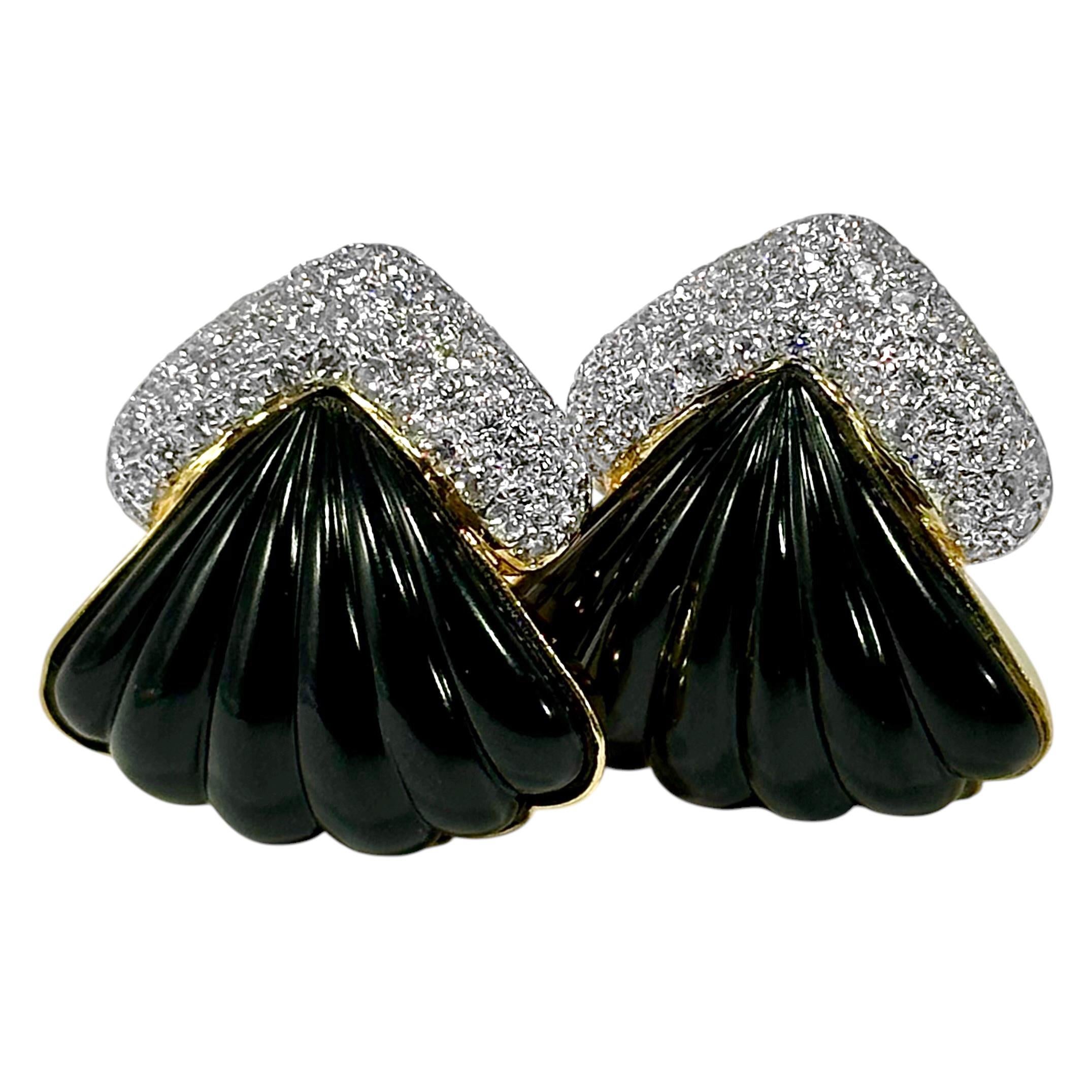 Modern Elegant Late-20th Century 18K Yellow Gold Fluted Black Onyx & Diamond Earrings For Sale