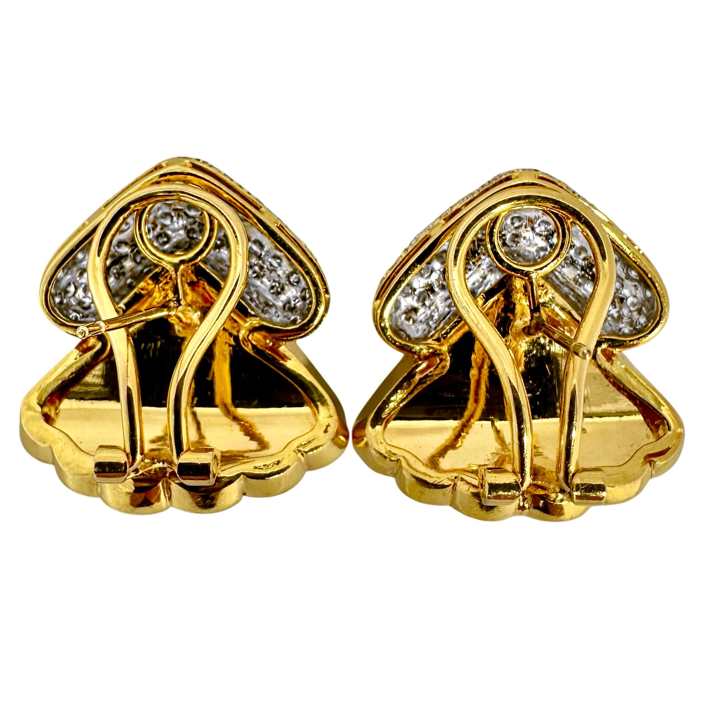 Brilliant Cut Elegant Late-20th Century 18K Yellow Gold Fluted Black Onyx & Diamond Earrings For Sale