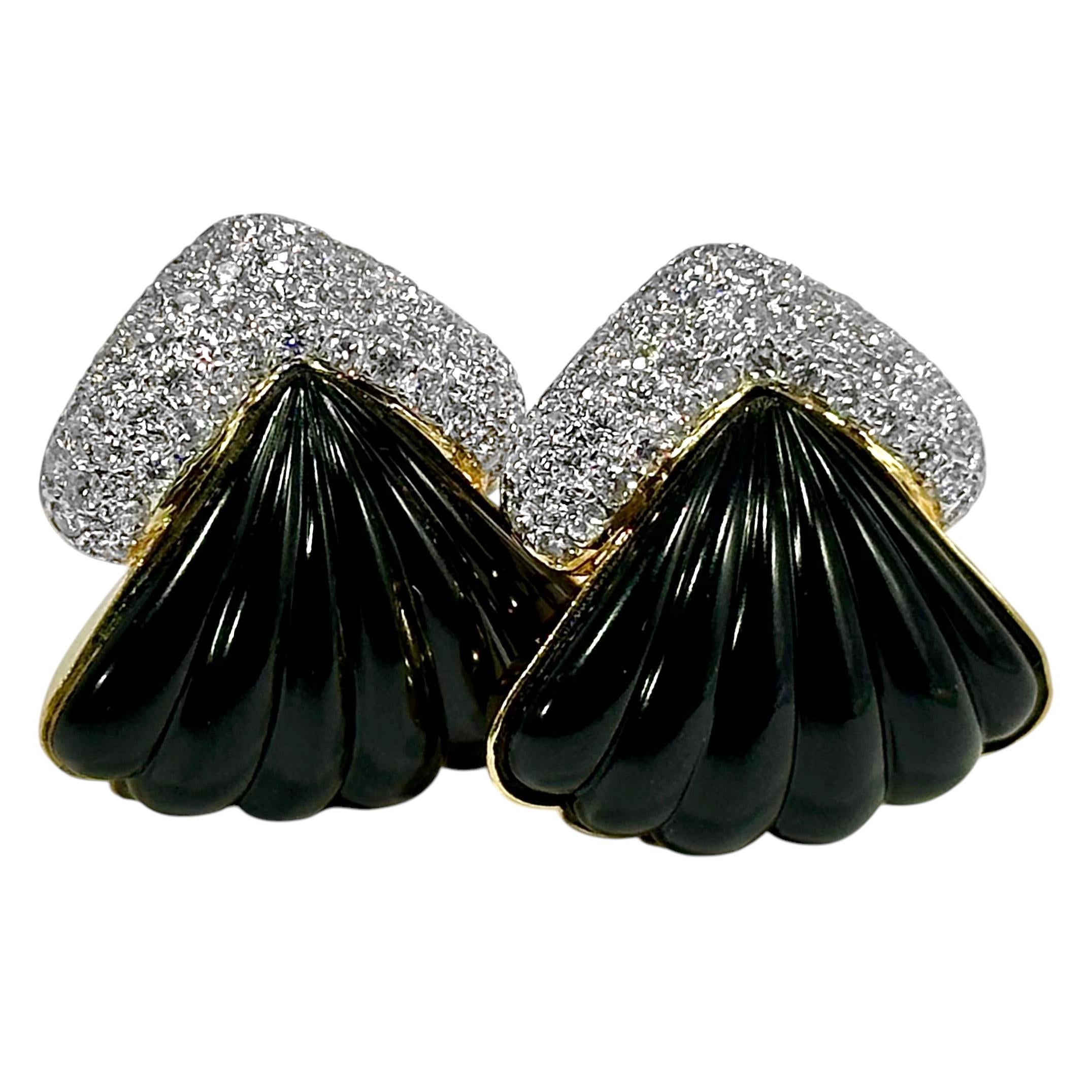 Elegant Late-20th Century 18K Yellow Gold Fluted Black Onyx & Diamond Earrings In Good Condition For Sale In Palm Beach, FL