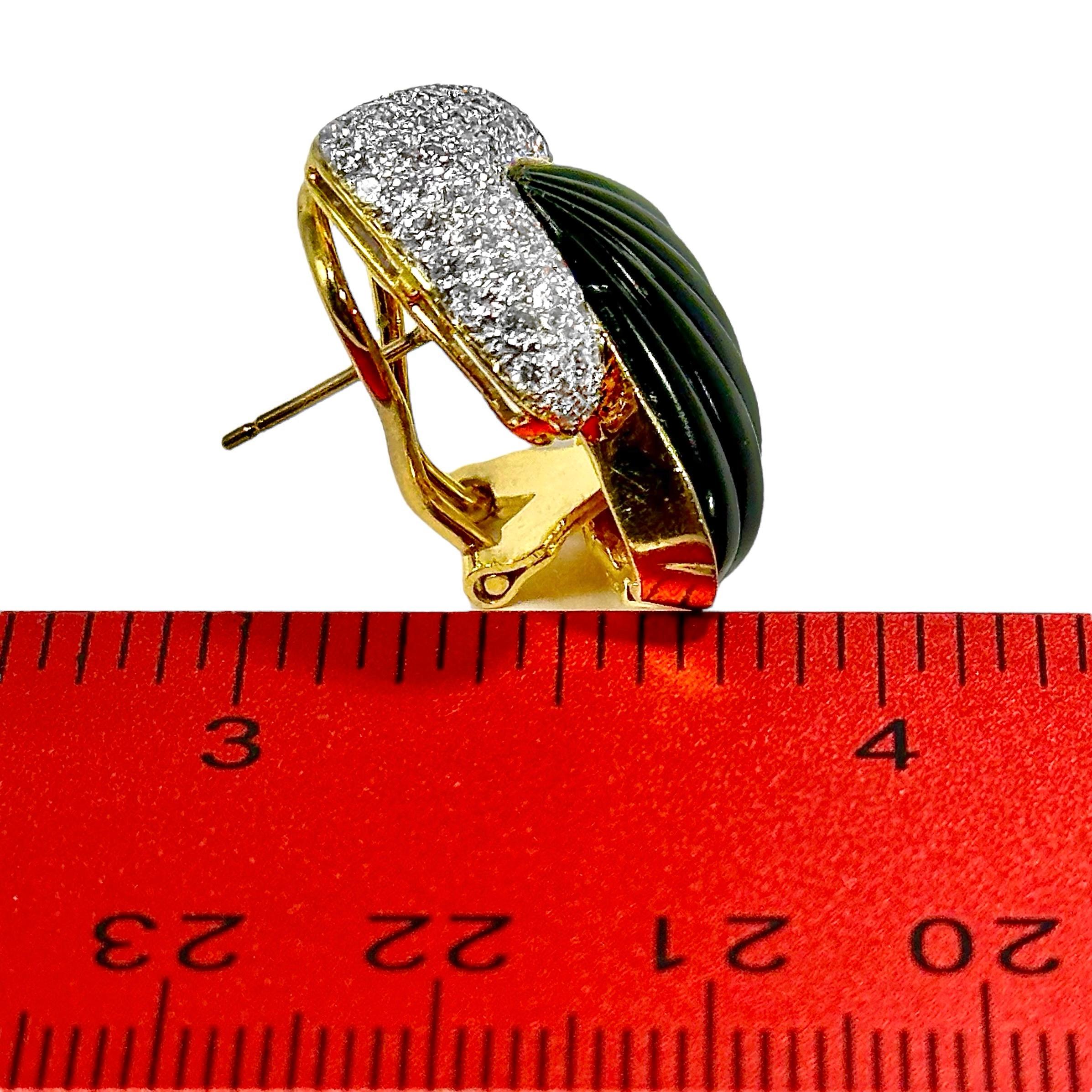 Elegant Late-20th Century 18K Yellow Gold Fluted Black Onyx & Diamond Earrings For Sale 2
