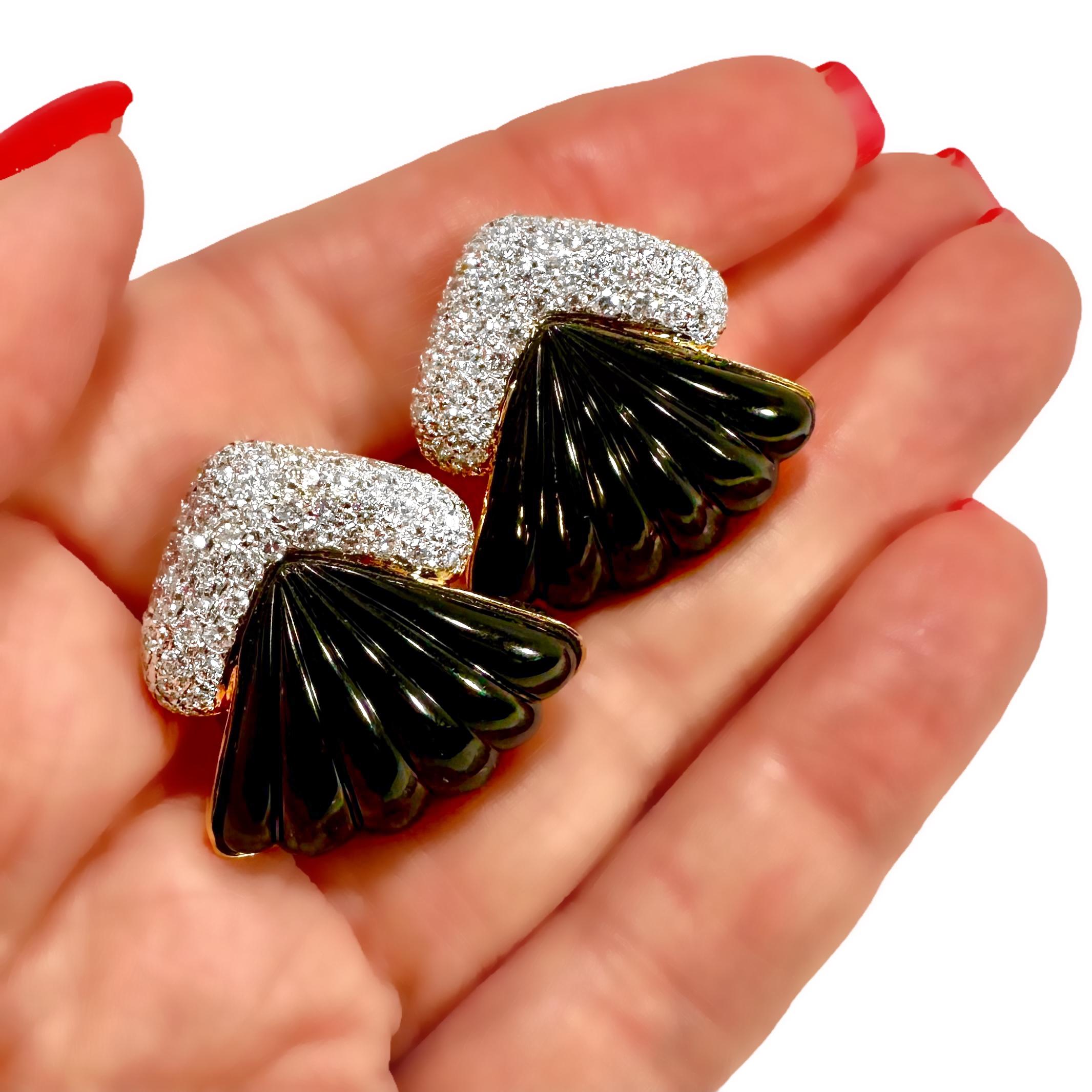 Elegant Late-20th Century 18K Yellow Gold Fluted Black Onyx & Diamond Earrings For Sale 3
