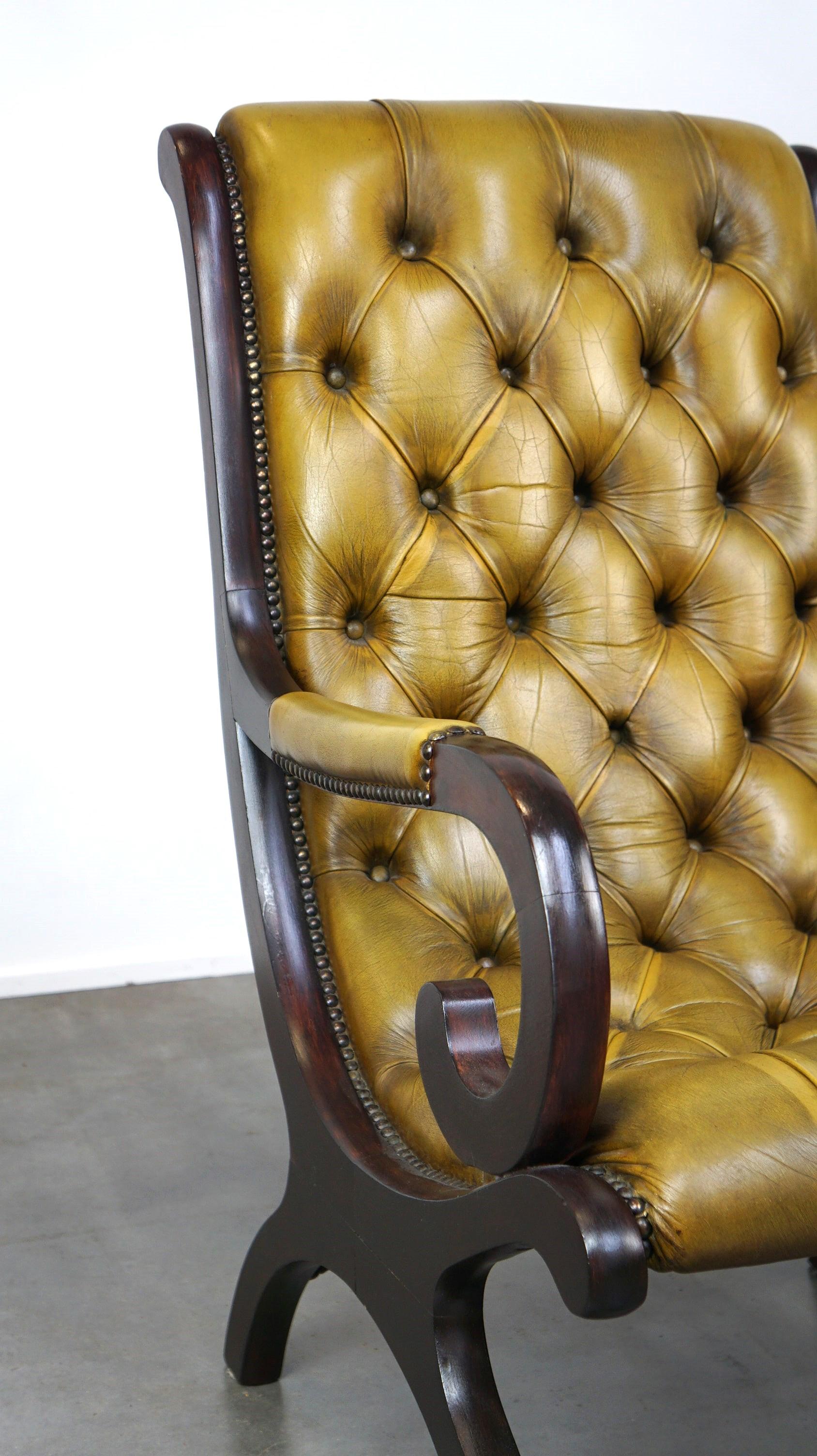 Eleganza della poltrona Chesterfield in pelle abbinata al legno in vendita 4