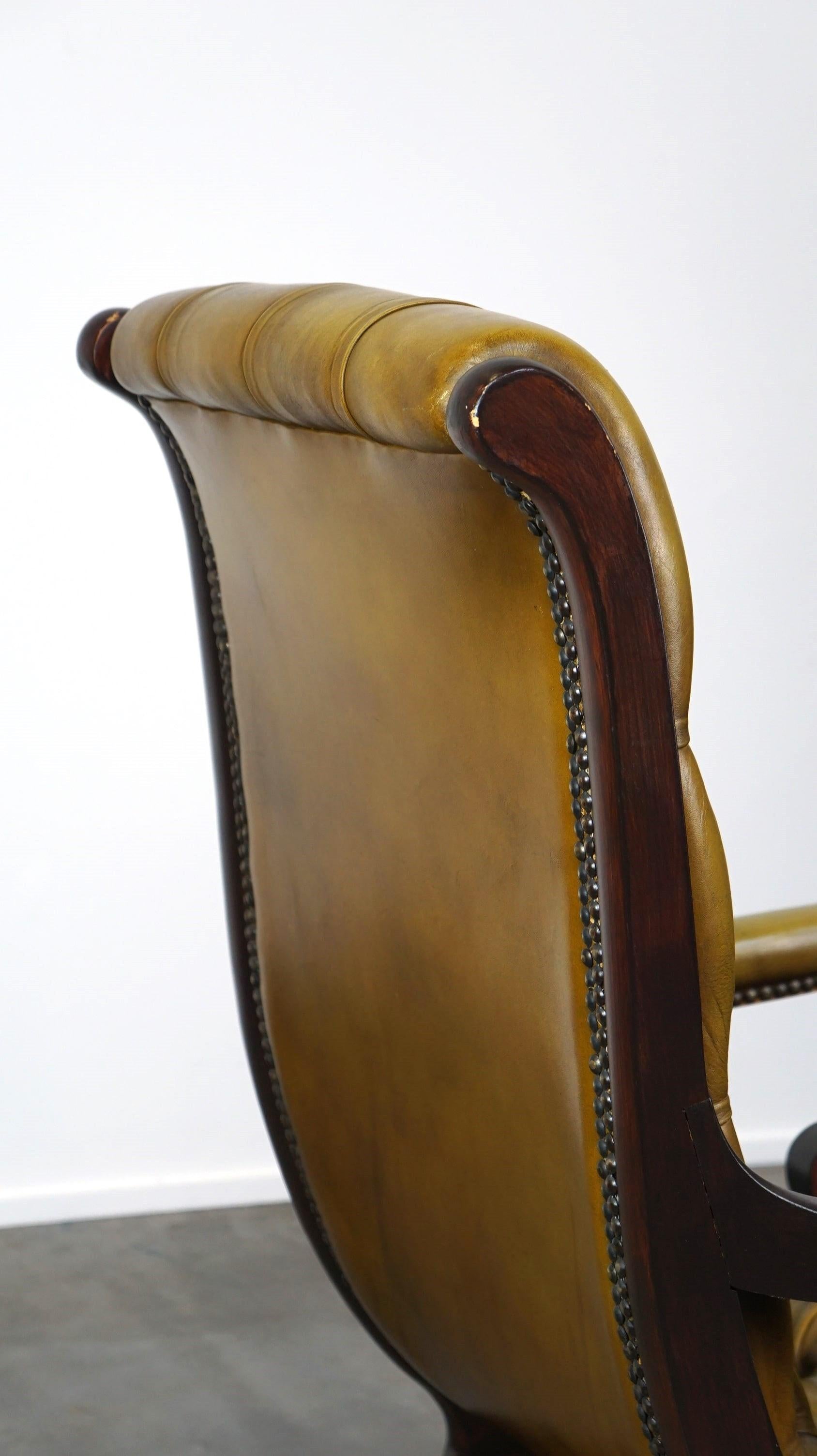 Eleganza della poltrona Chesterfield in pelle abbinata al legno in vendita 5