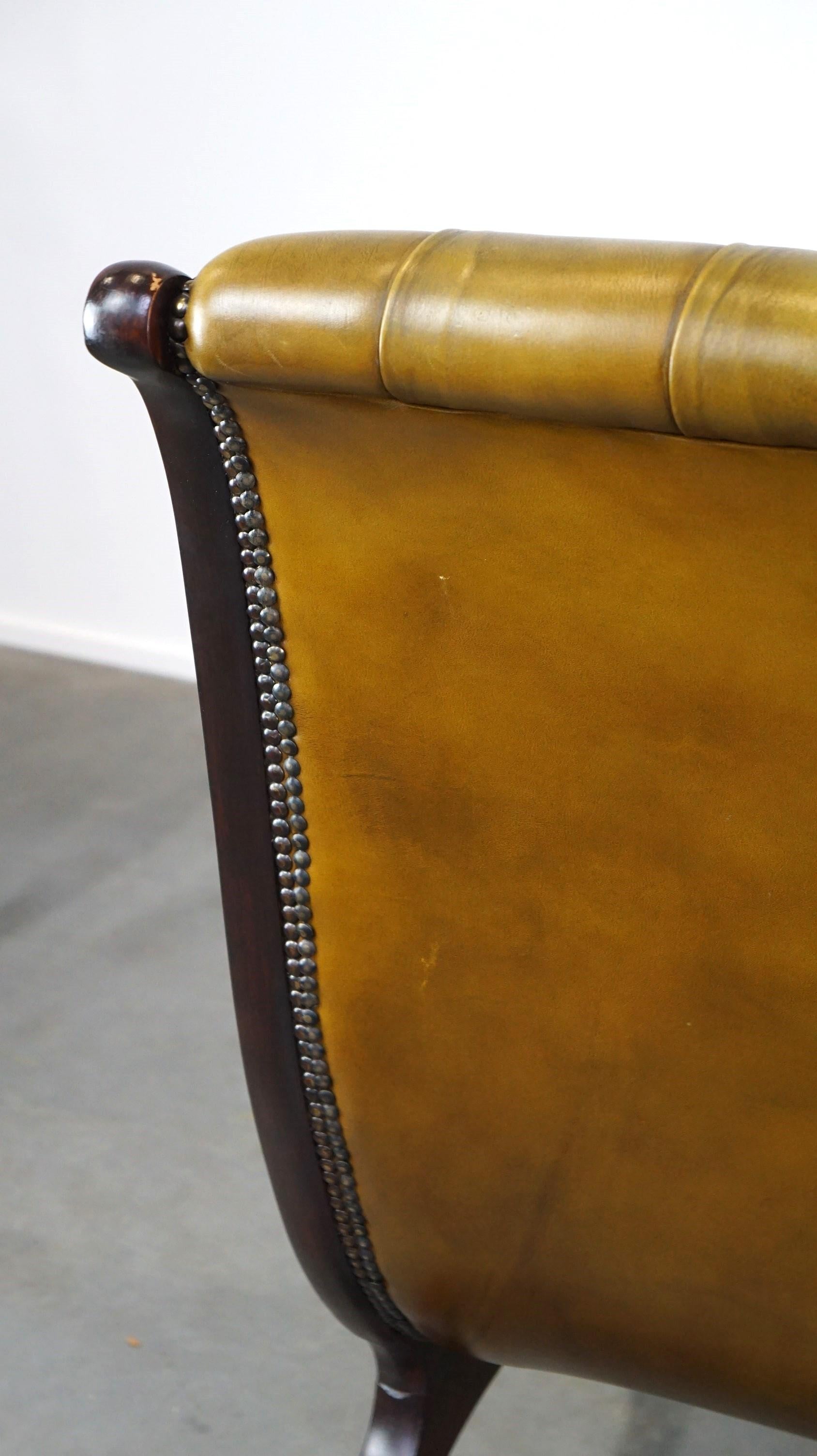 Eleganza della poltrona Chesterfield in pelle abbinata al legno in vendita 6
