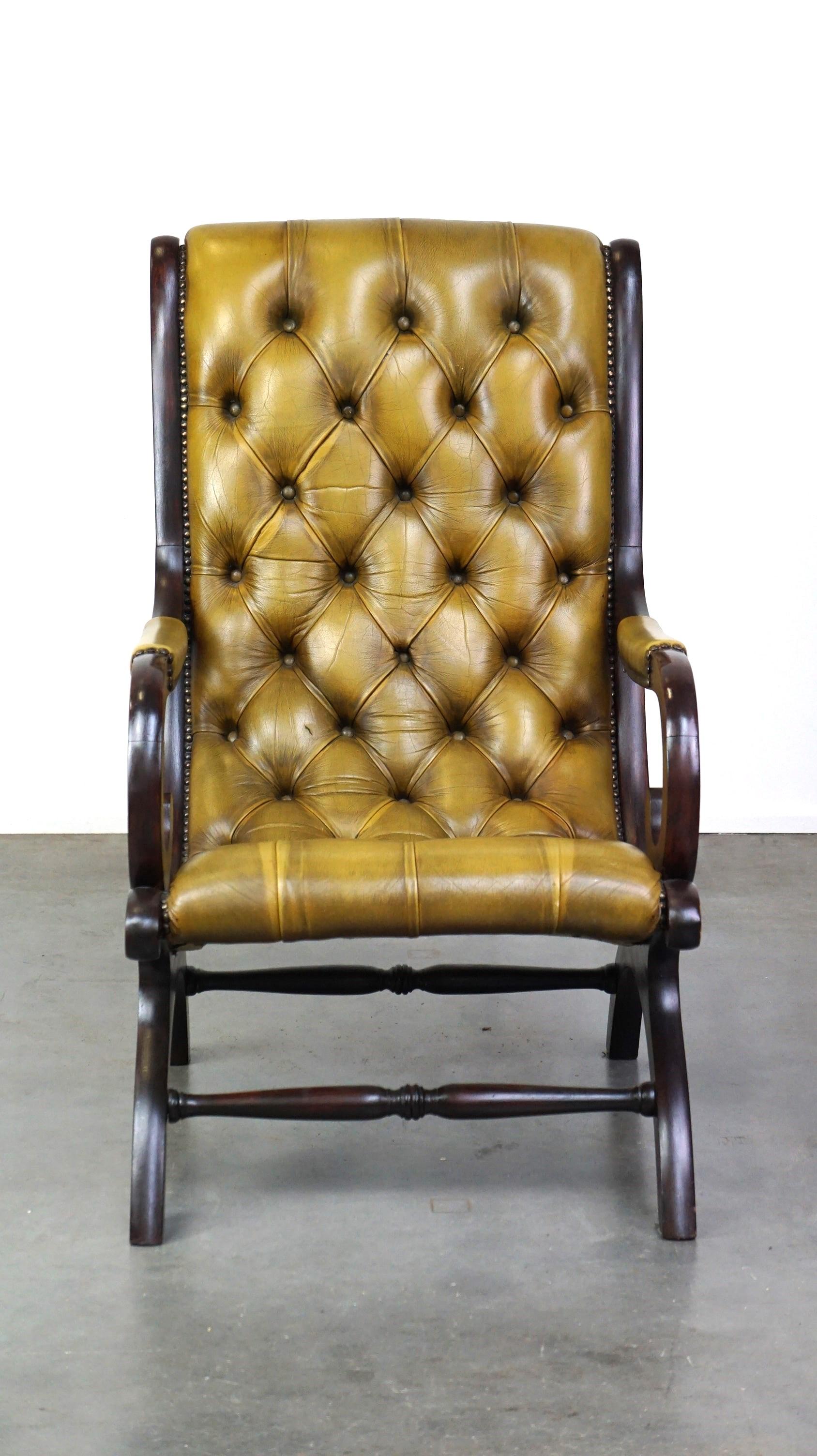 Questa poltrona Chesterfield è realizzata in pelle bovina di alta qualità e, grazie al suo design unico, è molto comoda da indossare. Si adatta bene a qualsiasi interno. Il design e la finitura con chiodi decorativi lo rendono un vero e proprio