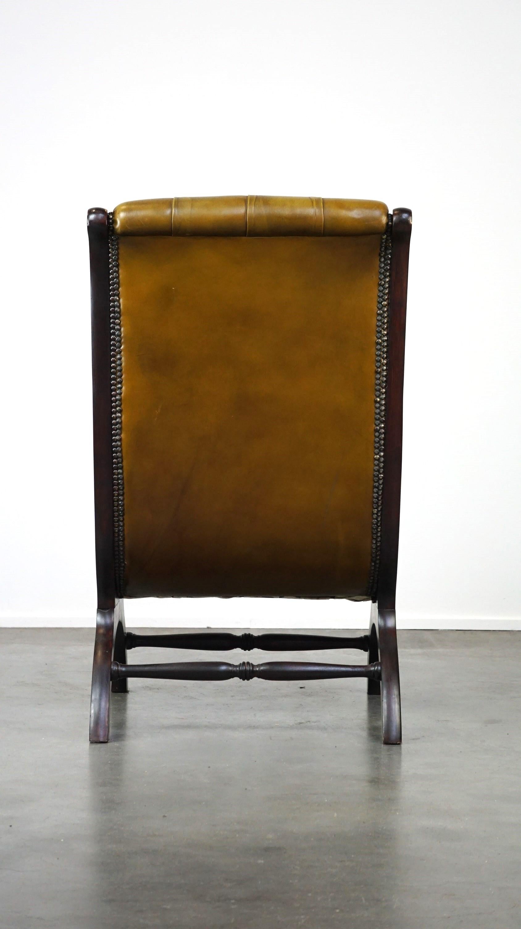 Eleganza della poltrona Chesterfield in pelle abbinata al legno In condizioni buone in vendita a Harderwijk, NL