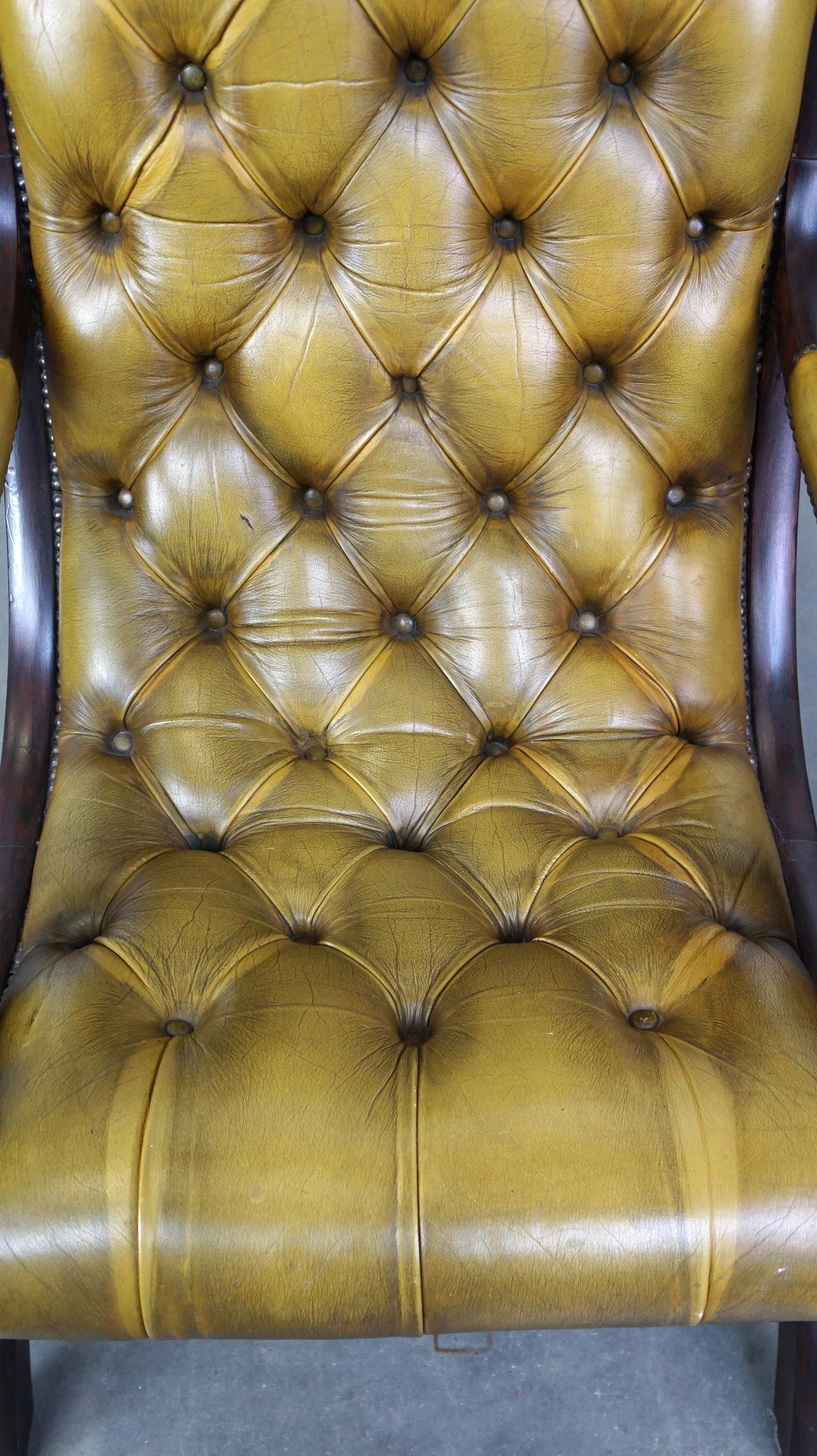 Vacchetta Eleganza della poltrona Chesterfield in pelle abbinata al legno in vendita