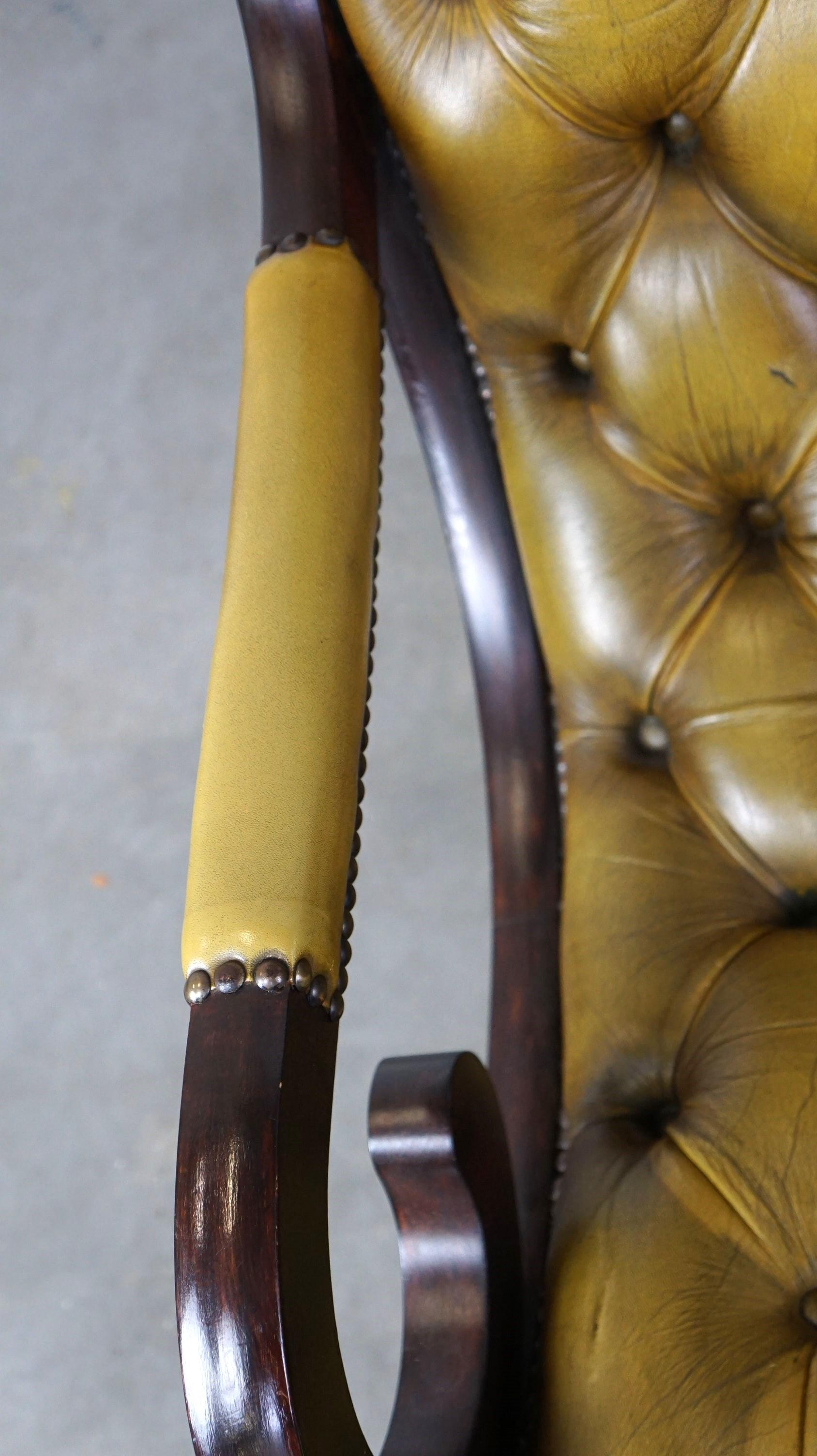 Eleganza della poltrona Chesterfield in pelle abbinata al legno in vendita 1