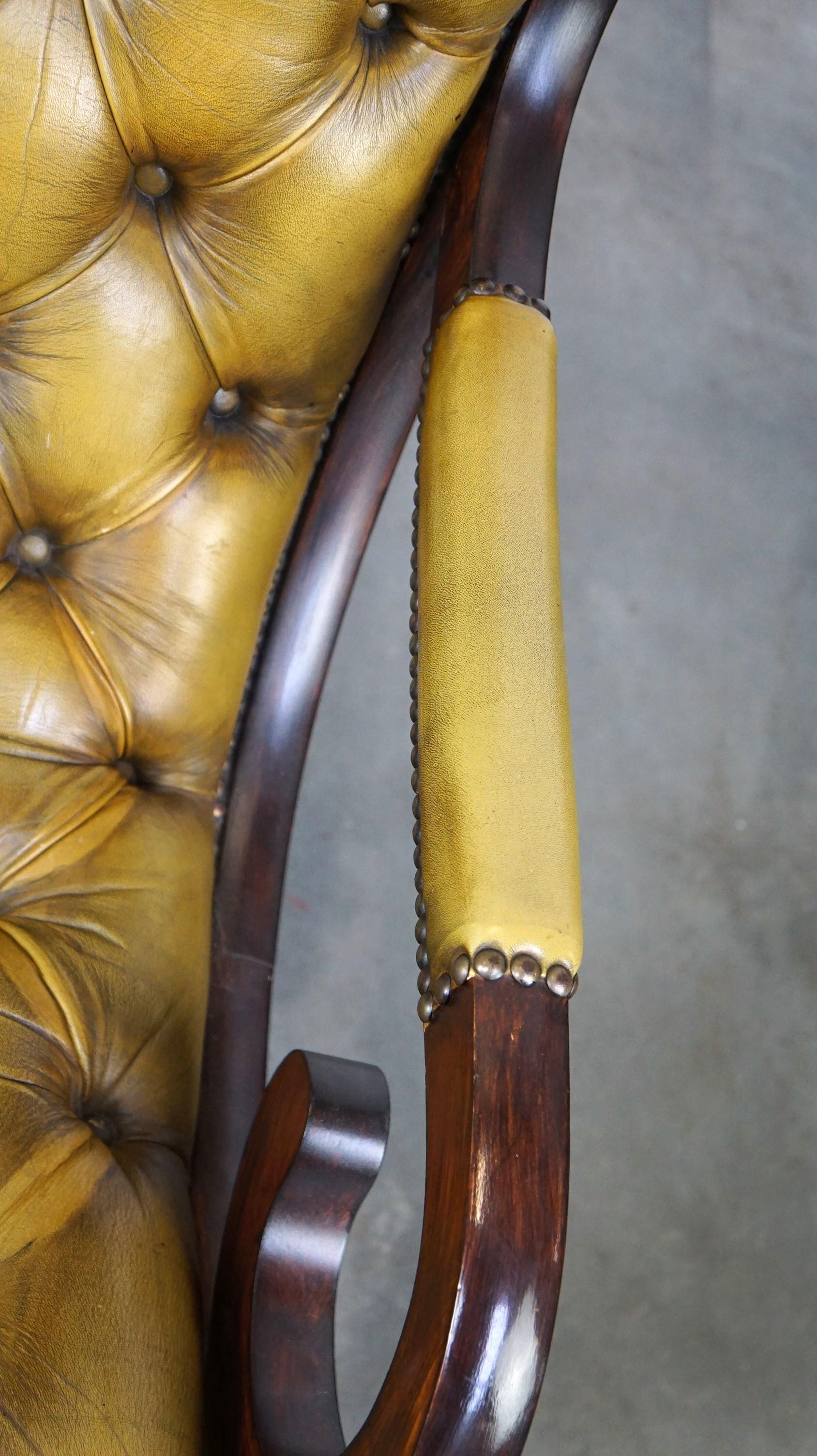 Eleganza della poltrona Chesterfield in pelle abbinata al legno in vendita 2