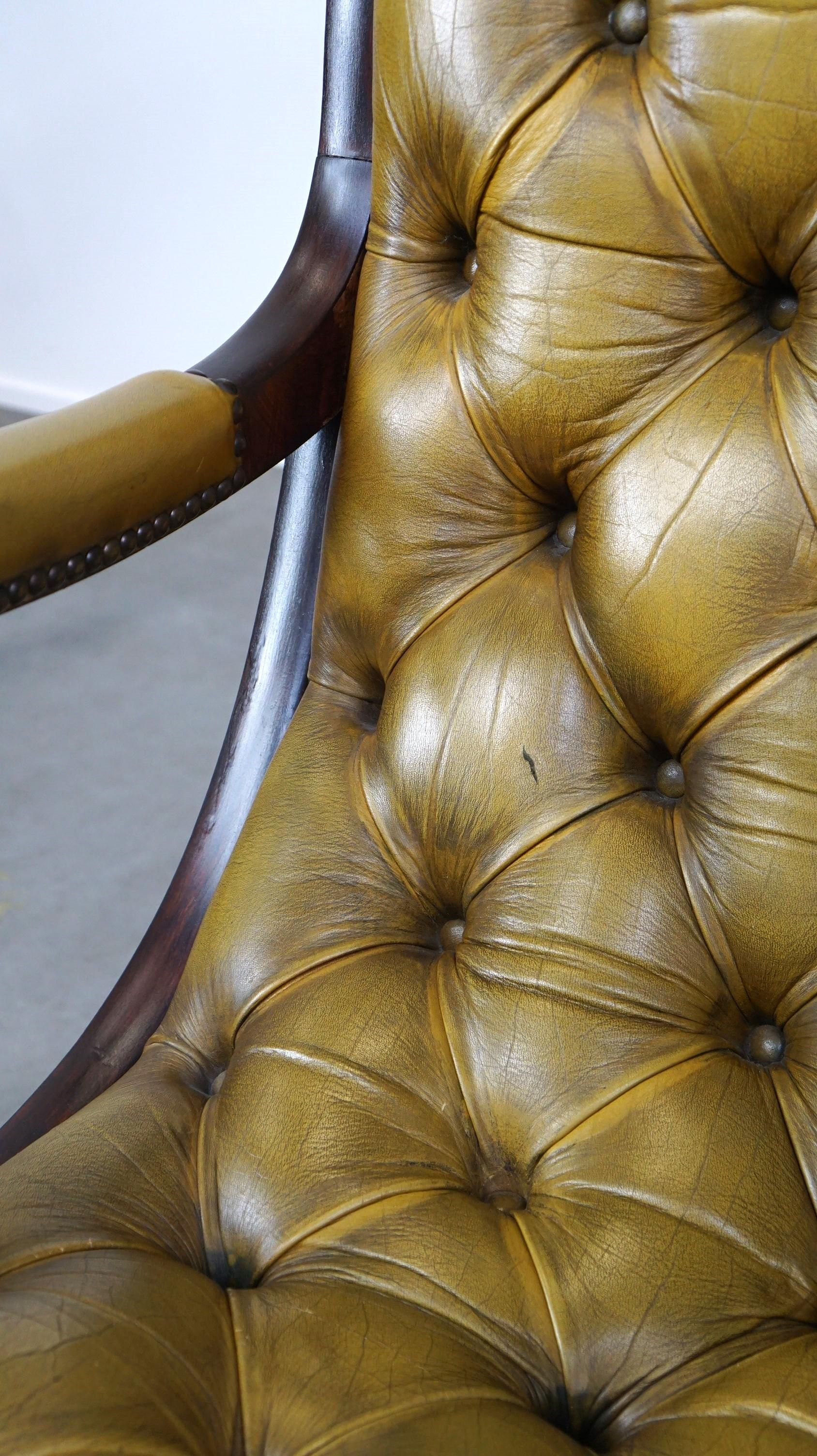 Eleganza della poltrona Chesterfield in pelle abbinata al legno in vendita 3