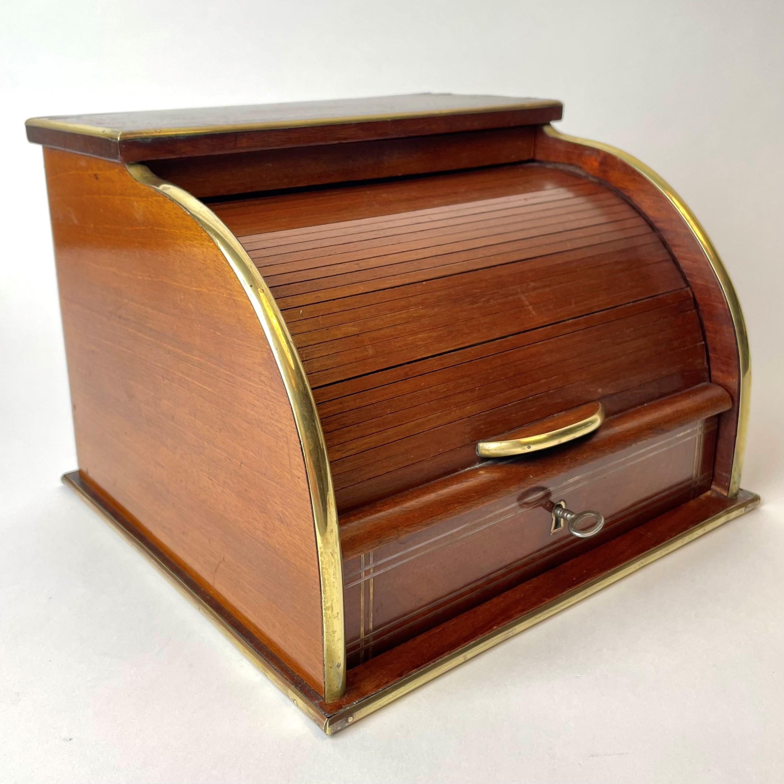 Elegant letterbox in mahogany (Swietenia mahagoni) with brass inlay decoration. The interior consists of shelves and a lockable drawer with a working key.

The letterbox is probably from the early 20th century.


Wear consistent with age and