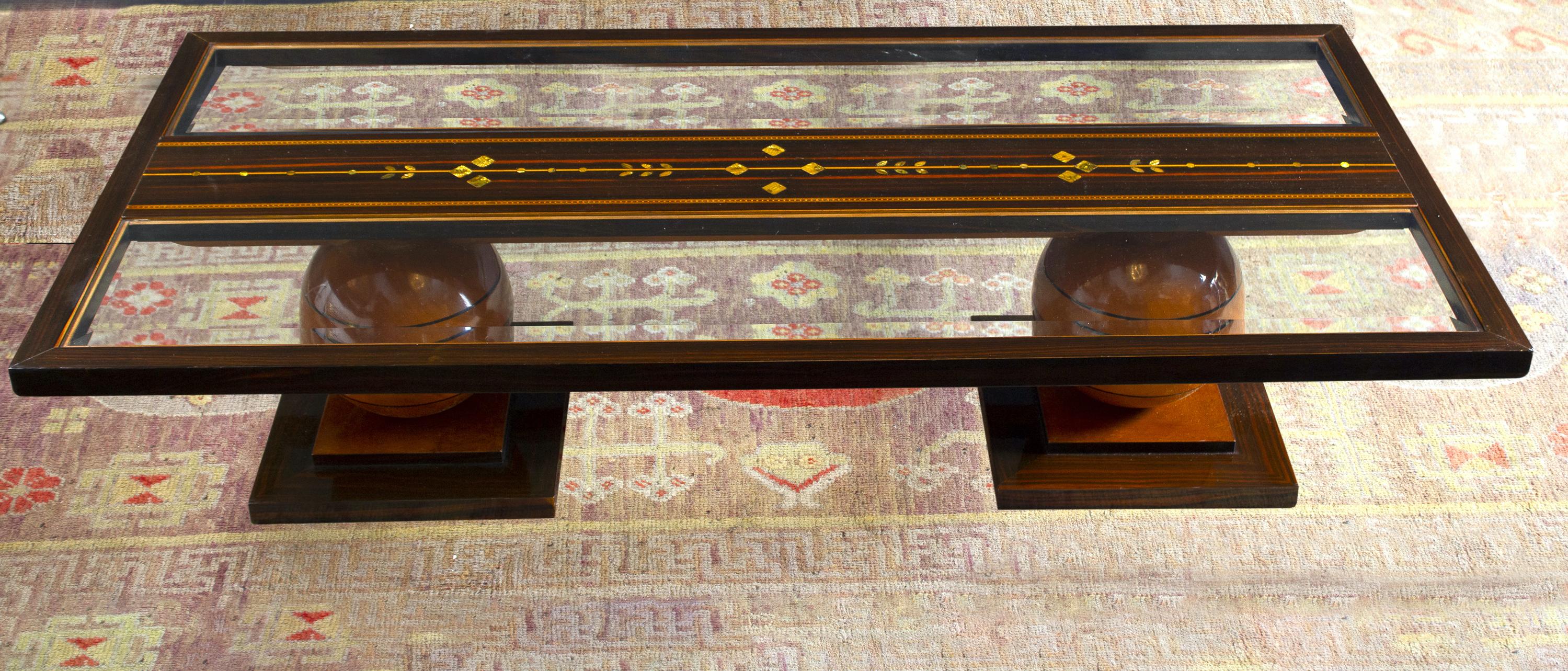 Elegante table basse Art Deco en différentes essences de bois, ornée d'inserts précieux en nacre .
La base porte la signature de C.I.C. 
 Excellent état vintage.
 