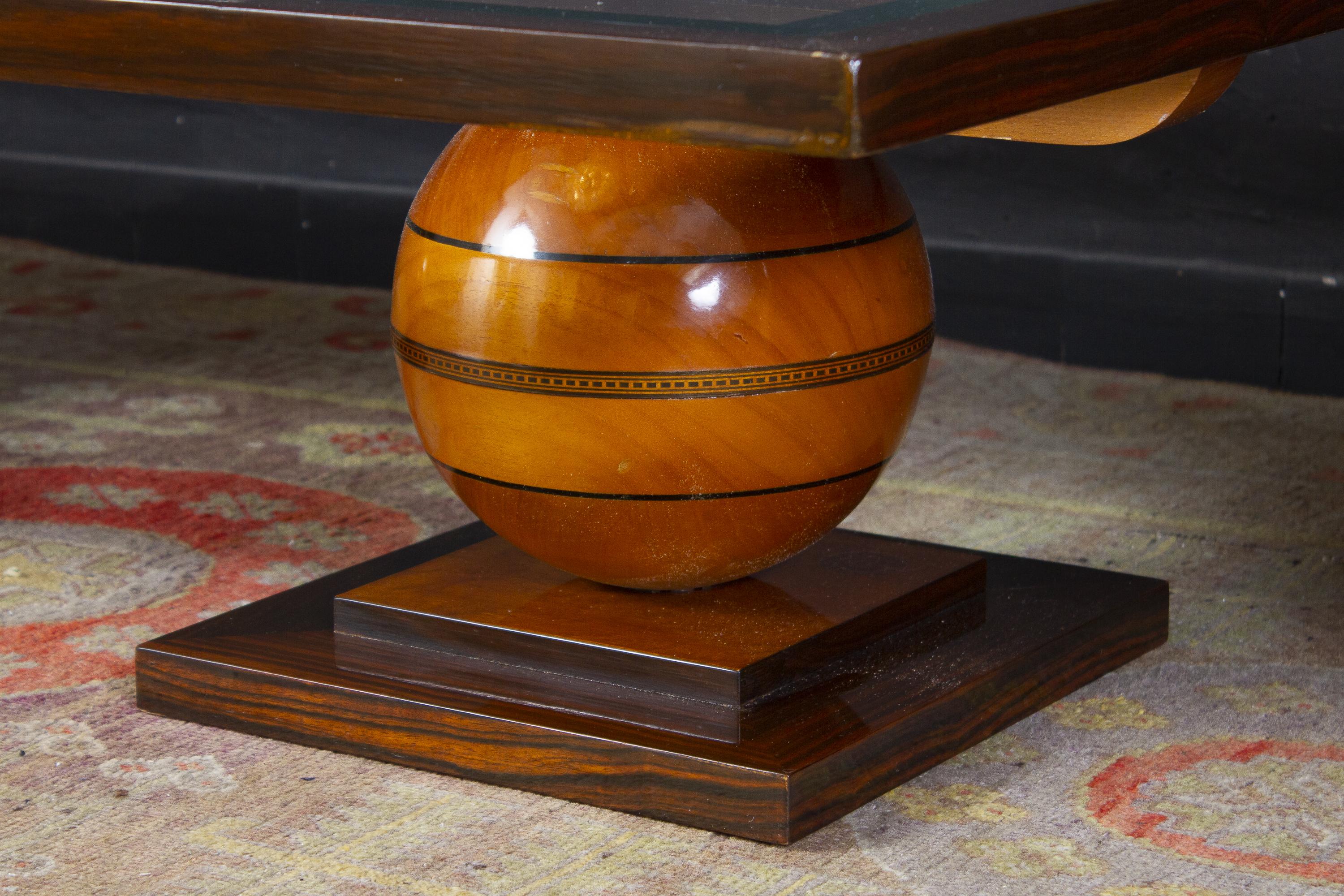 Art nouveau Elegant  Table basse Liberty avec un précieux insert en nacre 1920 en vente