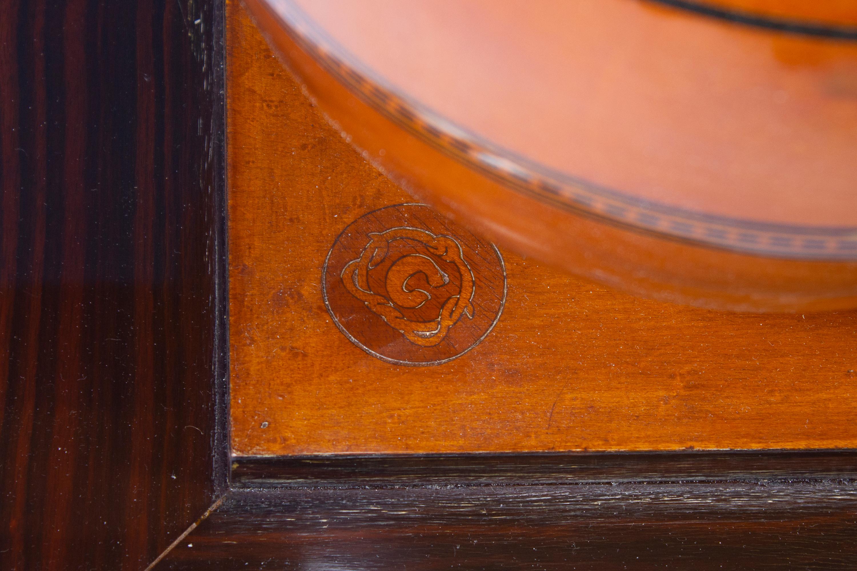 Bois Elegant  Table basse Liberty avec insert en nacre précieuse 1920' en vente