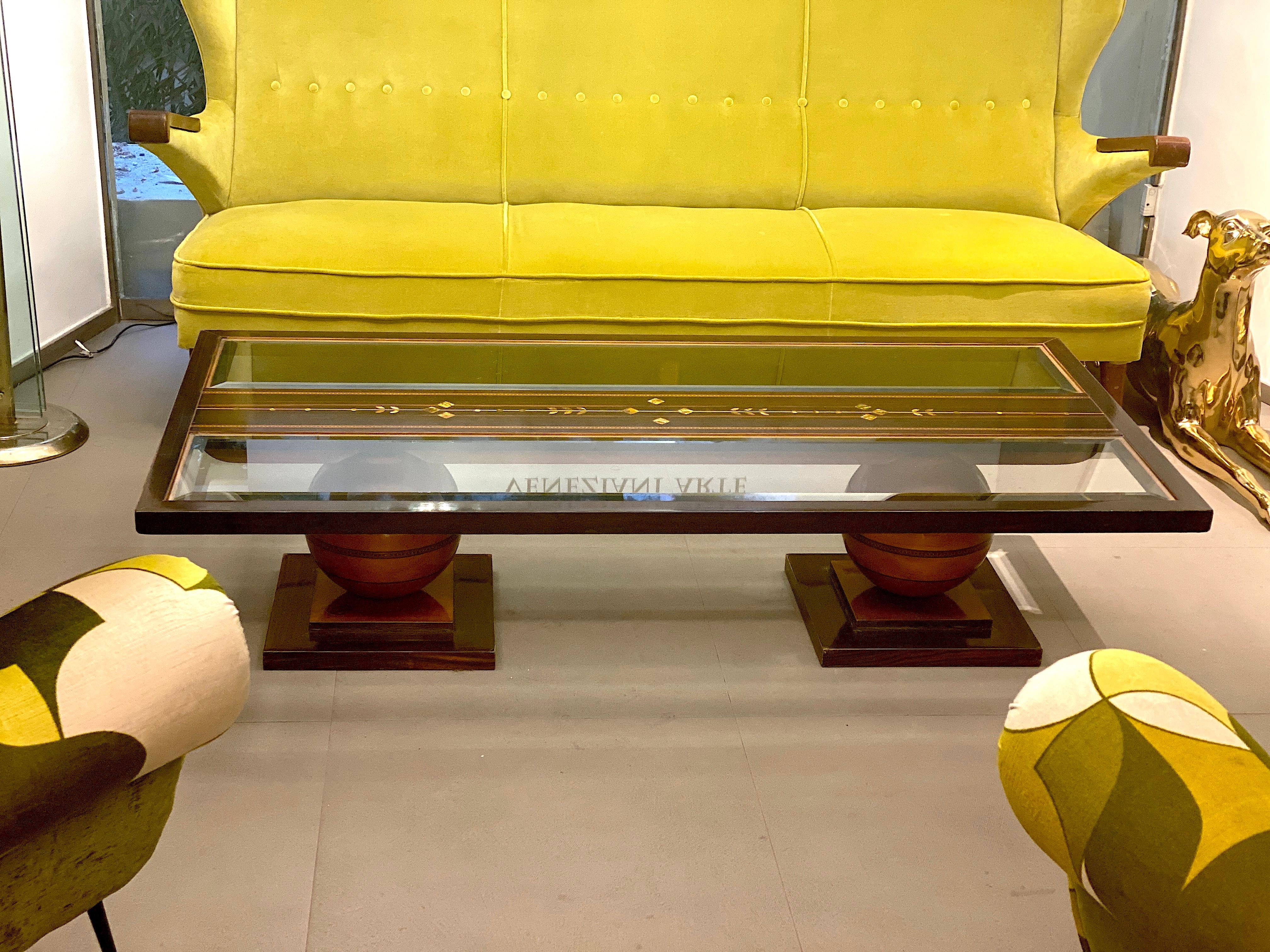 Bois Elegant  Table basse Liberty avec un précieux insert en nacre 1920 en vente