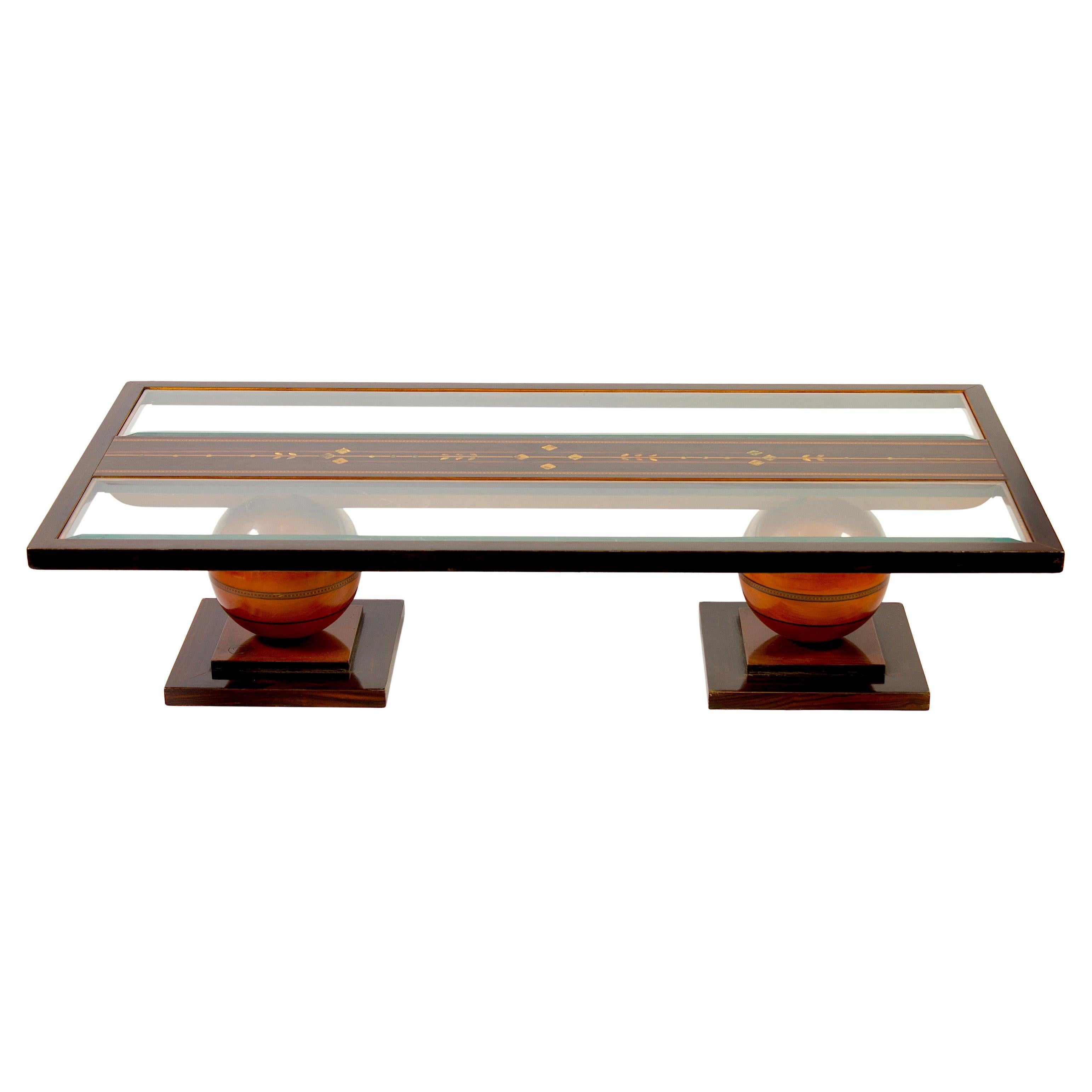 Elegant  Table basse Liberty avec un précieux insert en nacre 1920