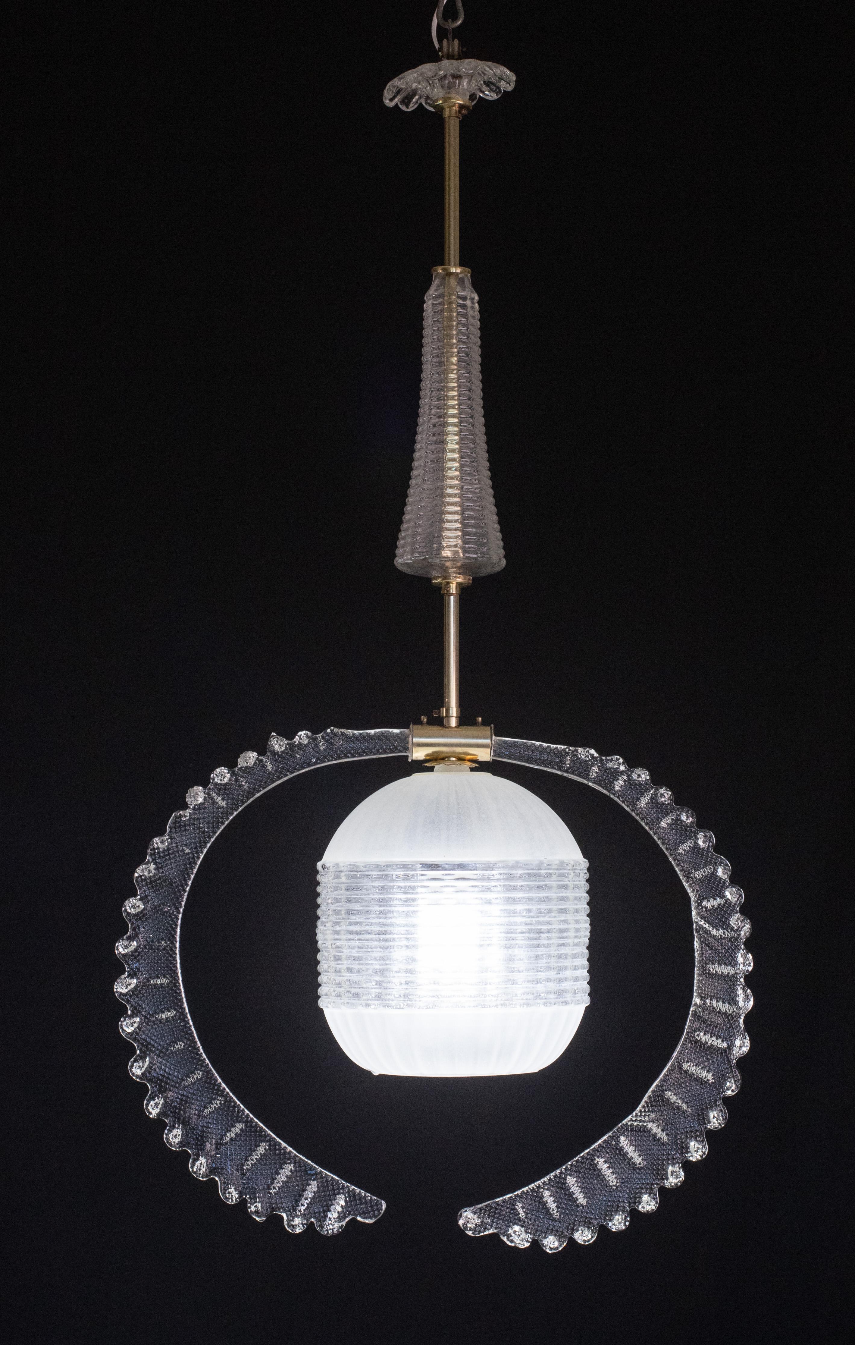 Splendido ciondolo in stile Art Deco\Liberty realizzato da una vetreria negli anni 1940-1950. Il lampadario è alto 75 cm con l'asta e largo 42 cm. Monta una lampada E27. Il lampadario è composto da 5 elementi in vetro, ottone completamente