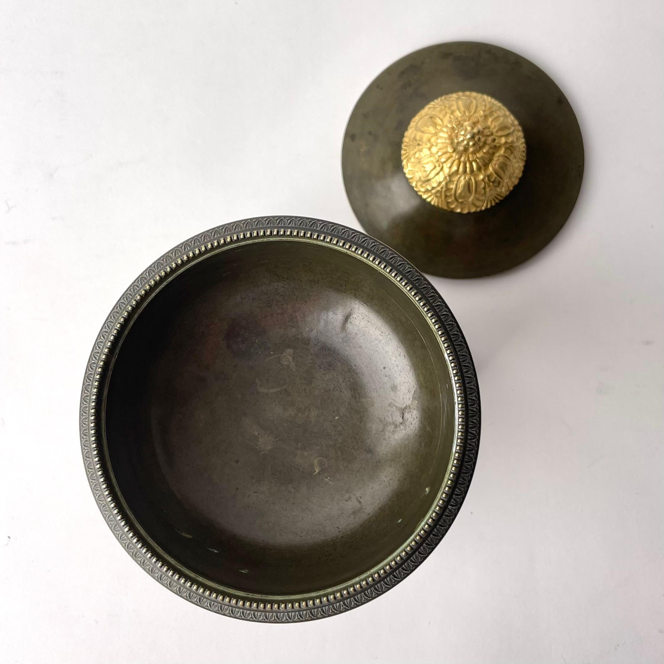 Elegant lid bowl in gilded and dark patinated bronze. French Empire For Sale 4