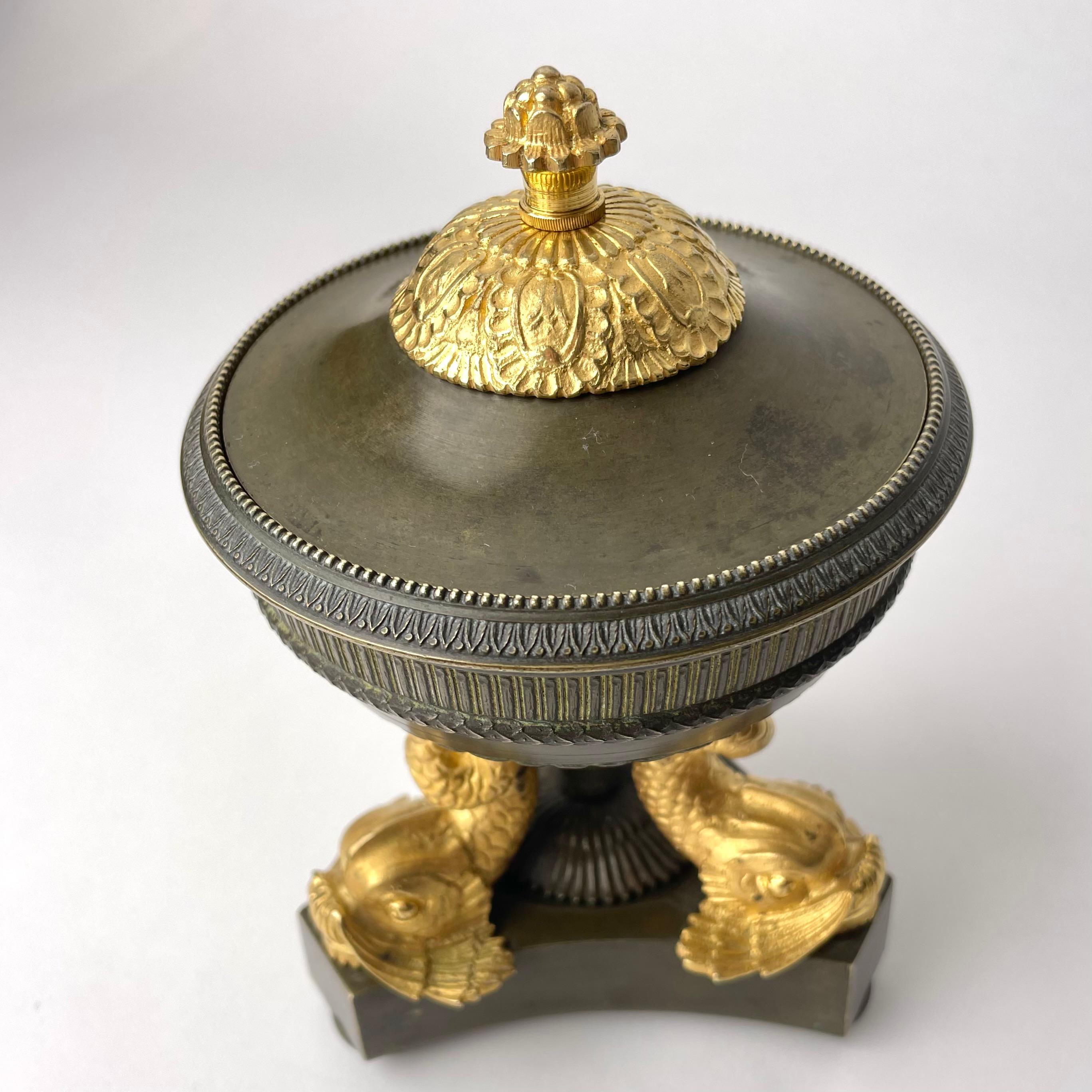 Elegant lid bowl in gilded and dark patinated bronze. French Empire In Good Condition For Sale In Knivsta, SE