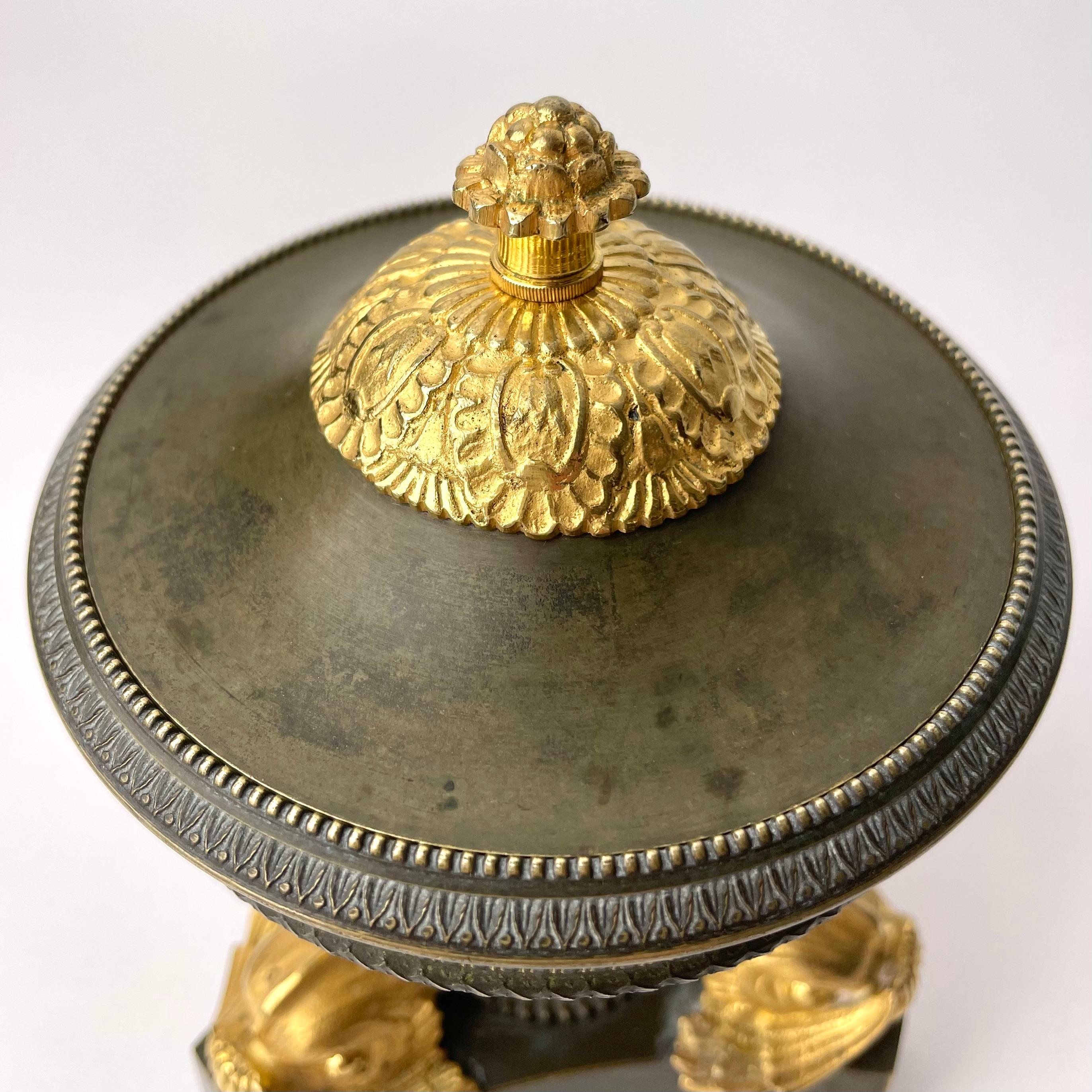 Bronze Elegant lid bowl in gilded and dark patinated bronze. French Empire For Sale