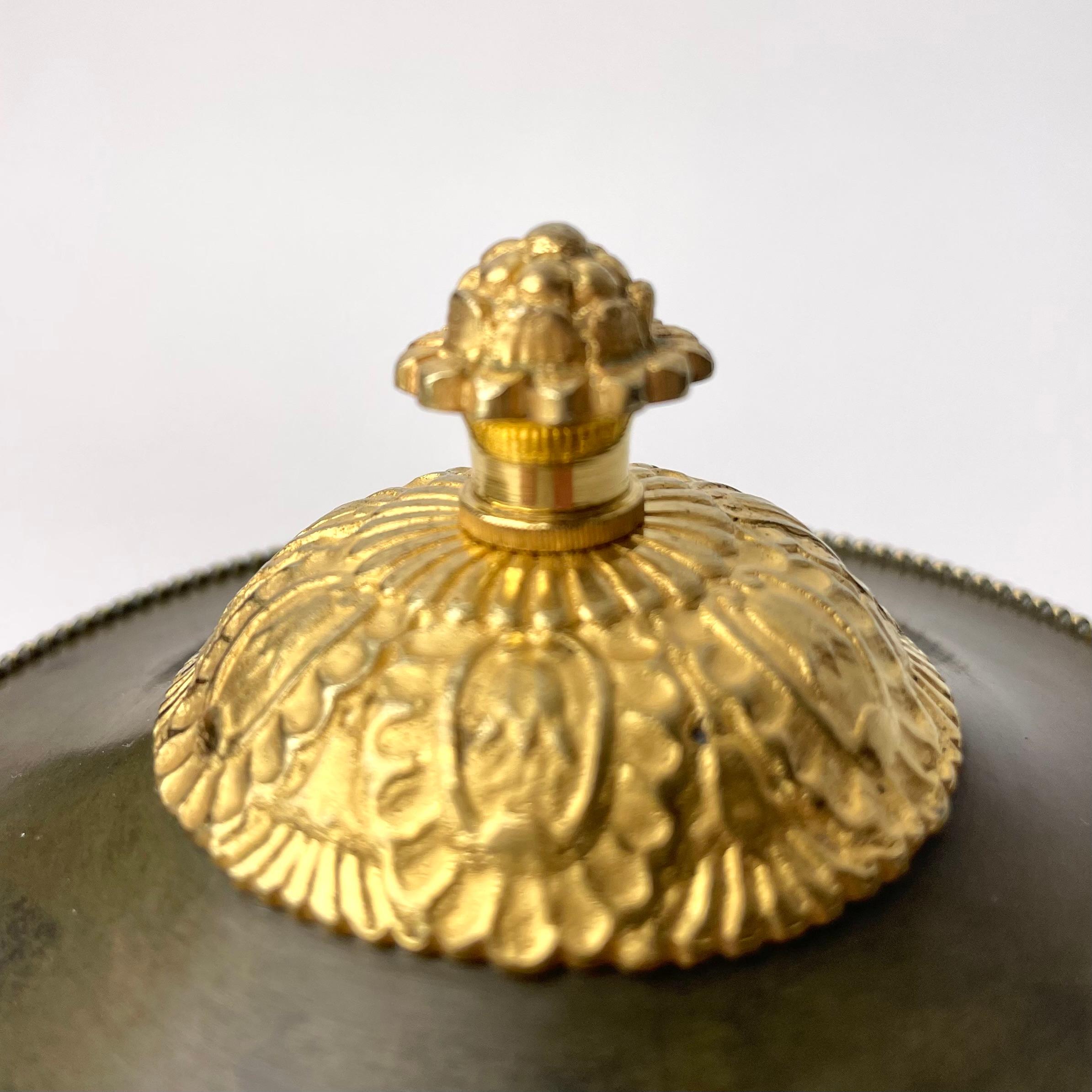 Elegant lid bowl in gilded and dark patinated bronze. French Empire For Sale 1