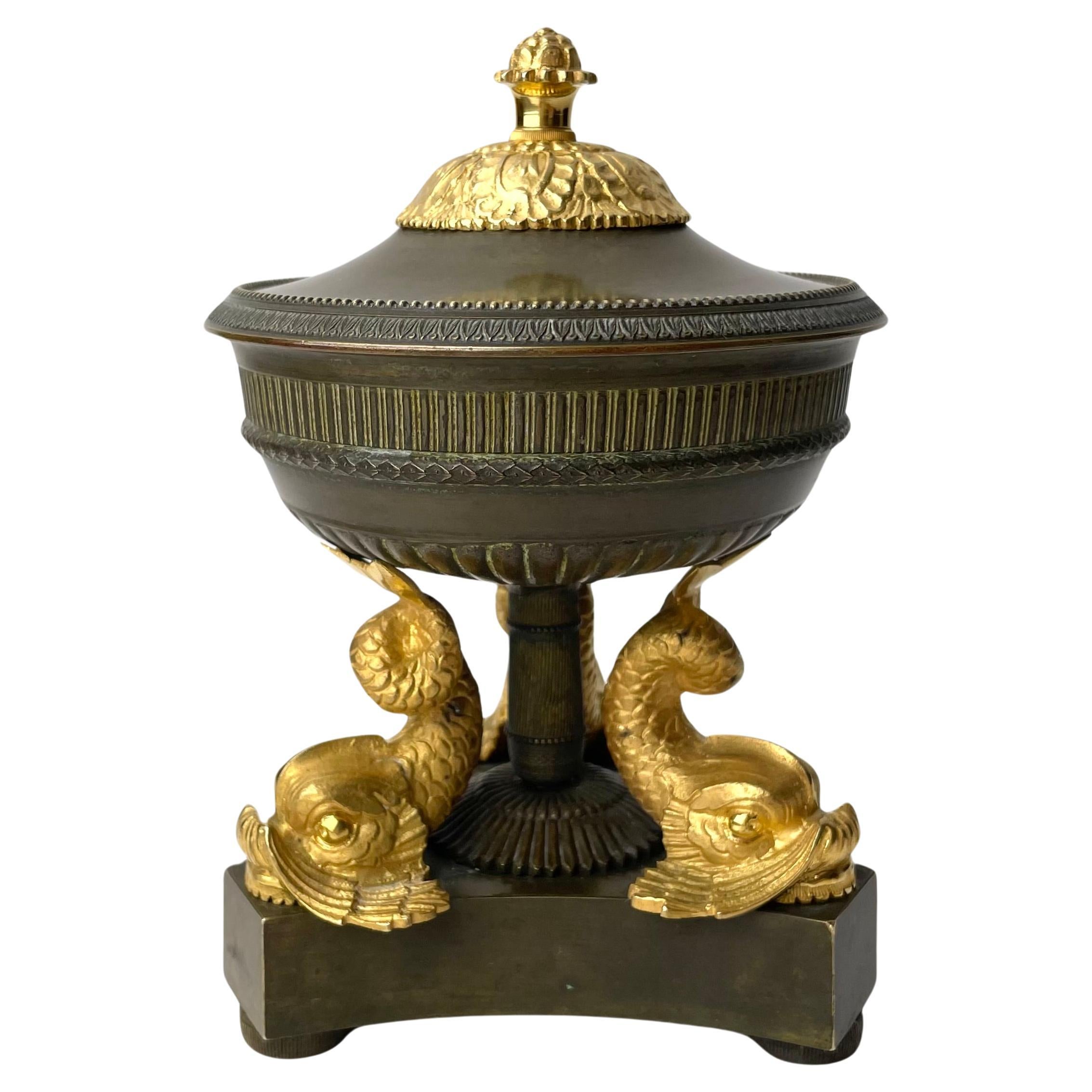 Elegant lid bowl in gilded and dark patinated bronze. French Empire