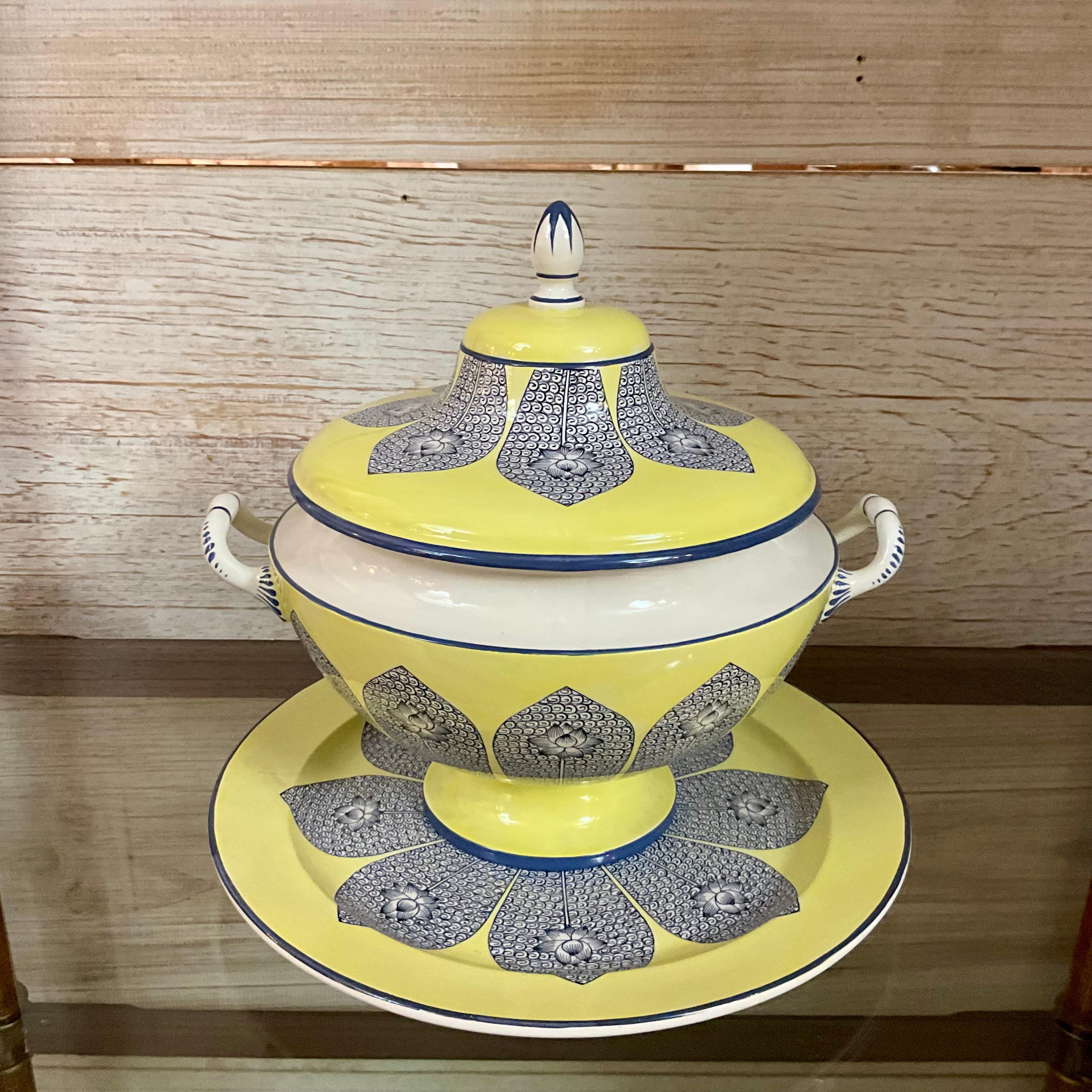 Elegante Sopera con Tapa y Cargador de Mottahedeh

Esta exquisita sopera con tapa y cargador de Mottahedeh muestra un impresionante diseño floral en porcelana azul marino, blanca y amarilla. Los intrincados detalles de las flores añaden un toque de