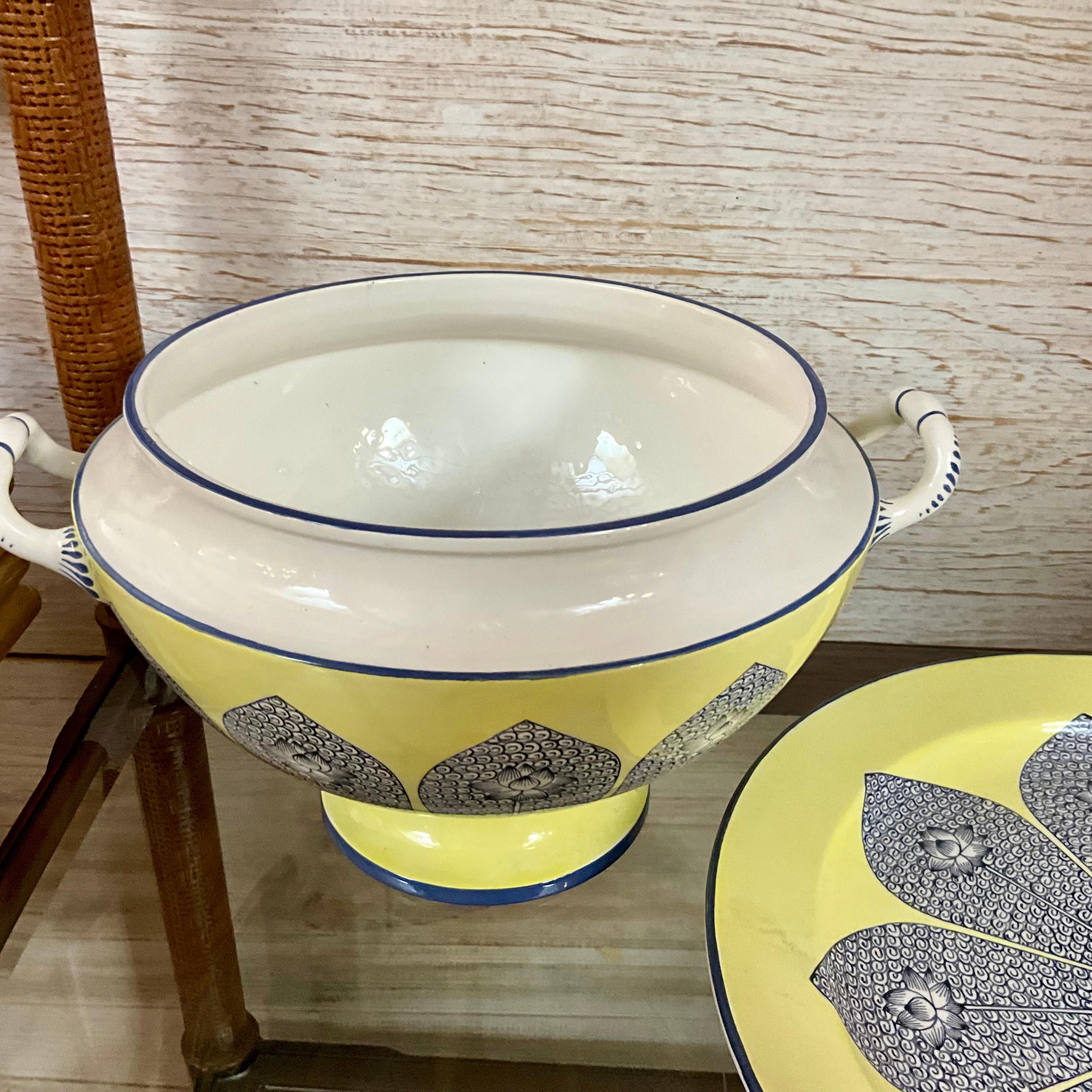 Elegante Sopera con Tapa y Cargador de Mottahedeh Hecho a mano en venta