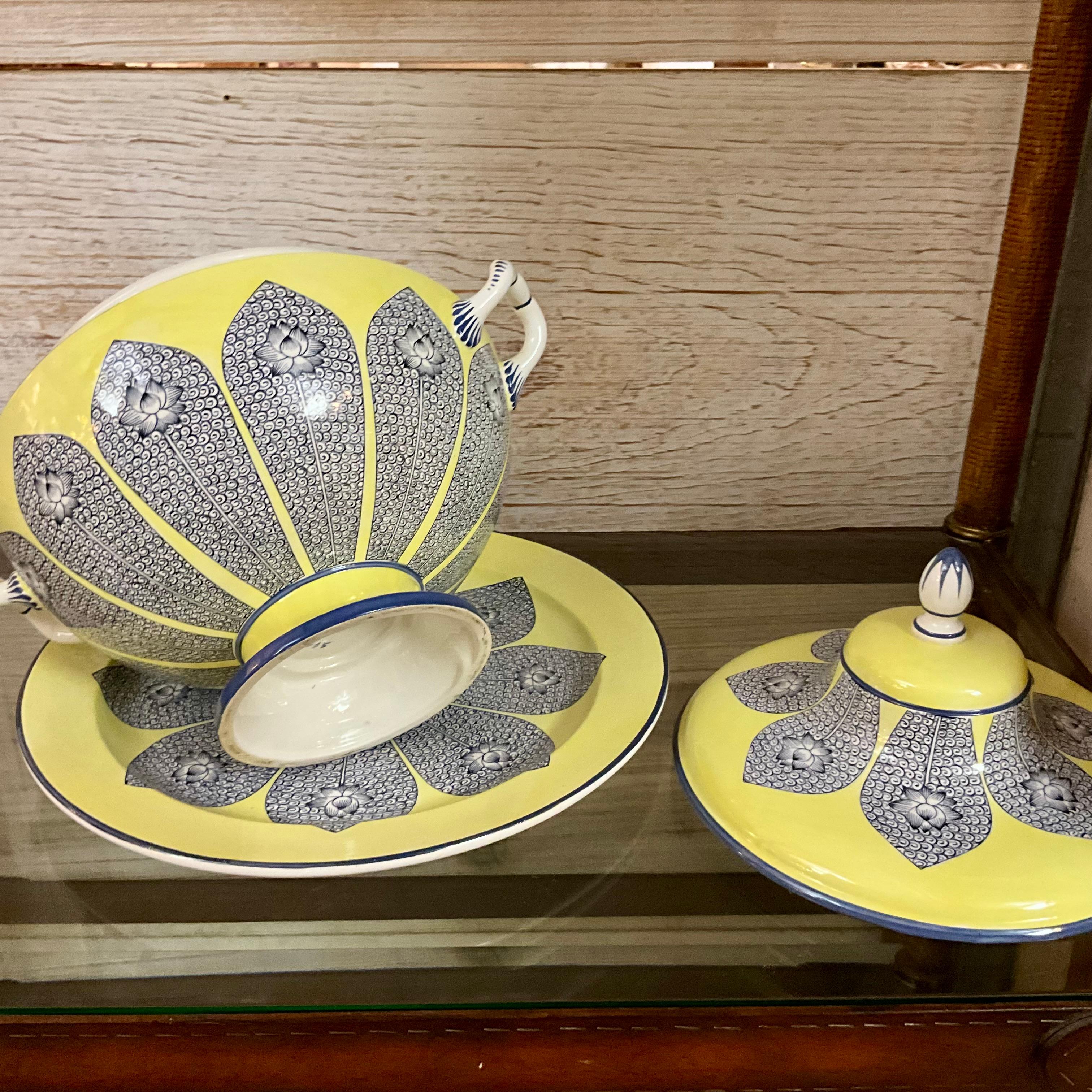Elegante Sopera con Tapa y Cargador de Mottahedeh Porcelana en venta