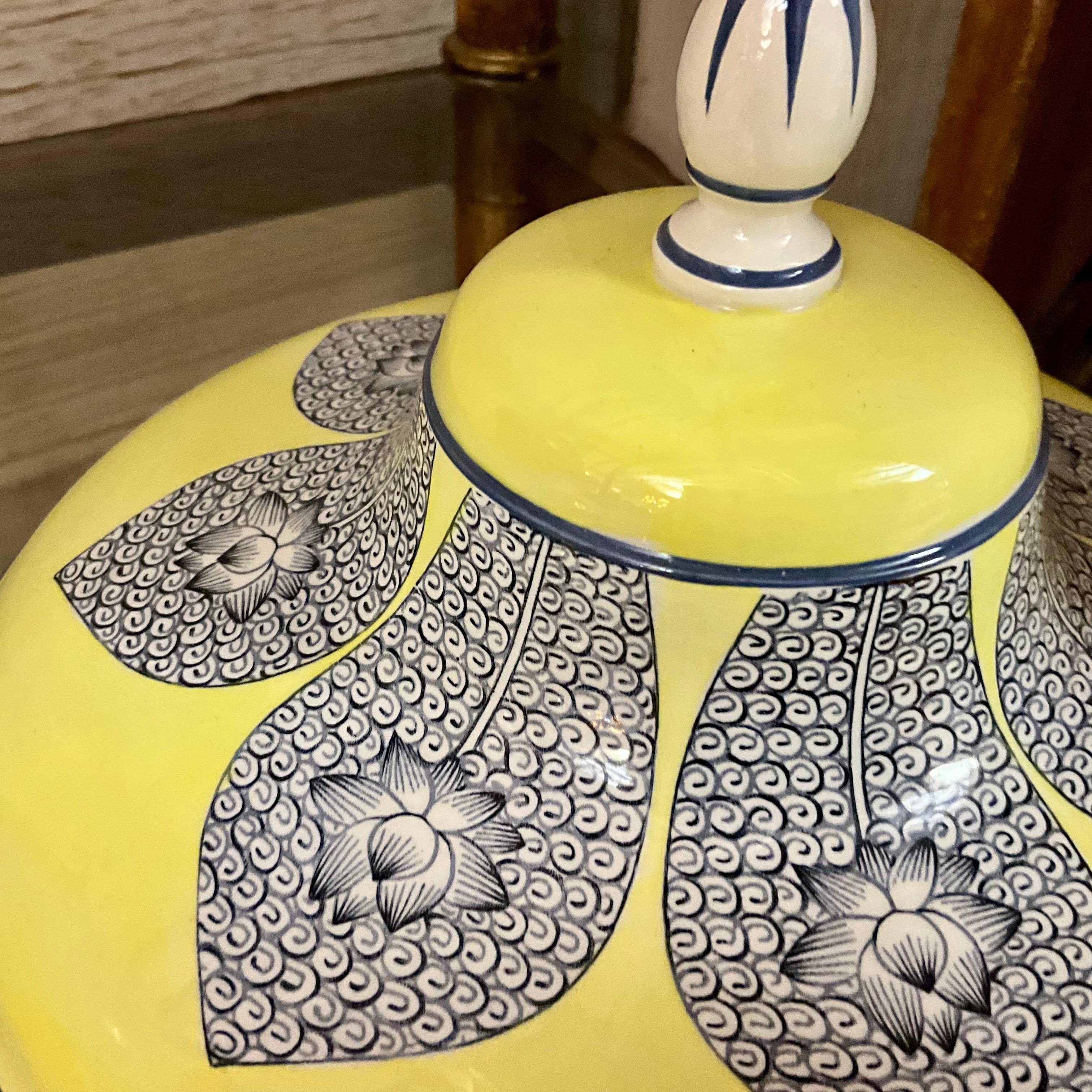 Elegante Sopera con Tapa y Cargador de Mottahedeh en venta 1