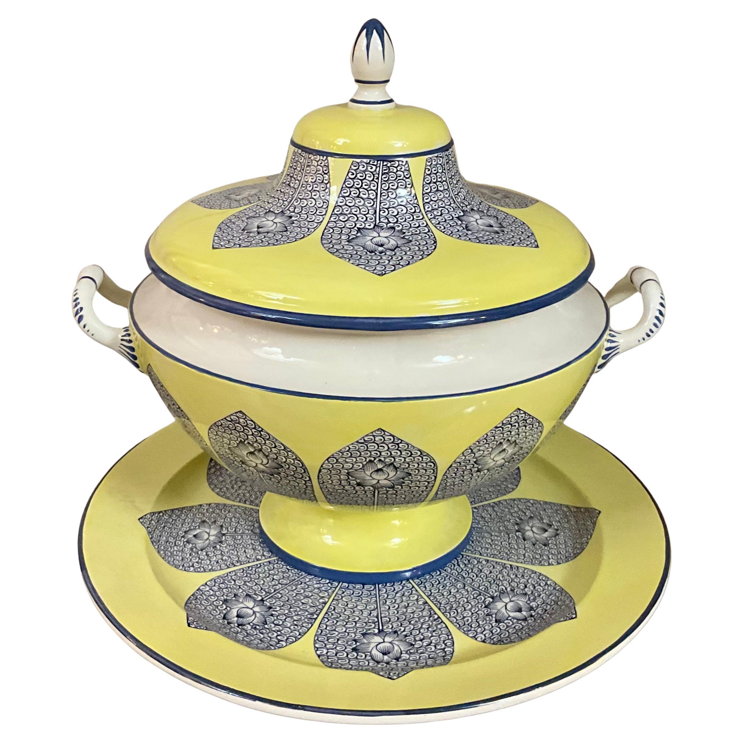 Elegante Sopera con Tapa y Cargador de Mottahedeh en venta