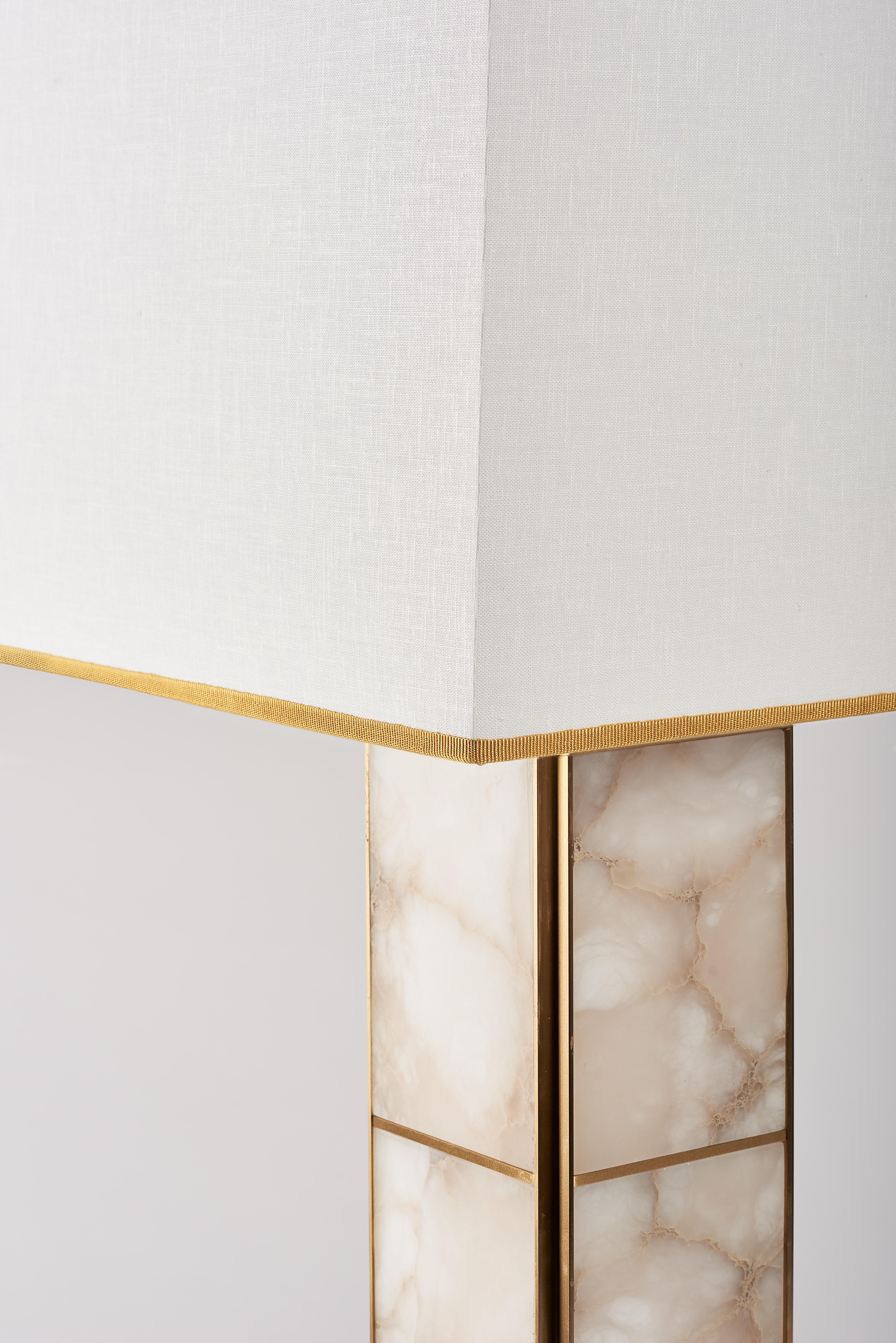 Moderne Lampe de table italienne linéaire élégante « Moore », laiton satiné et albâtre en vente