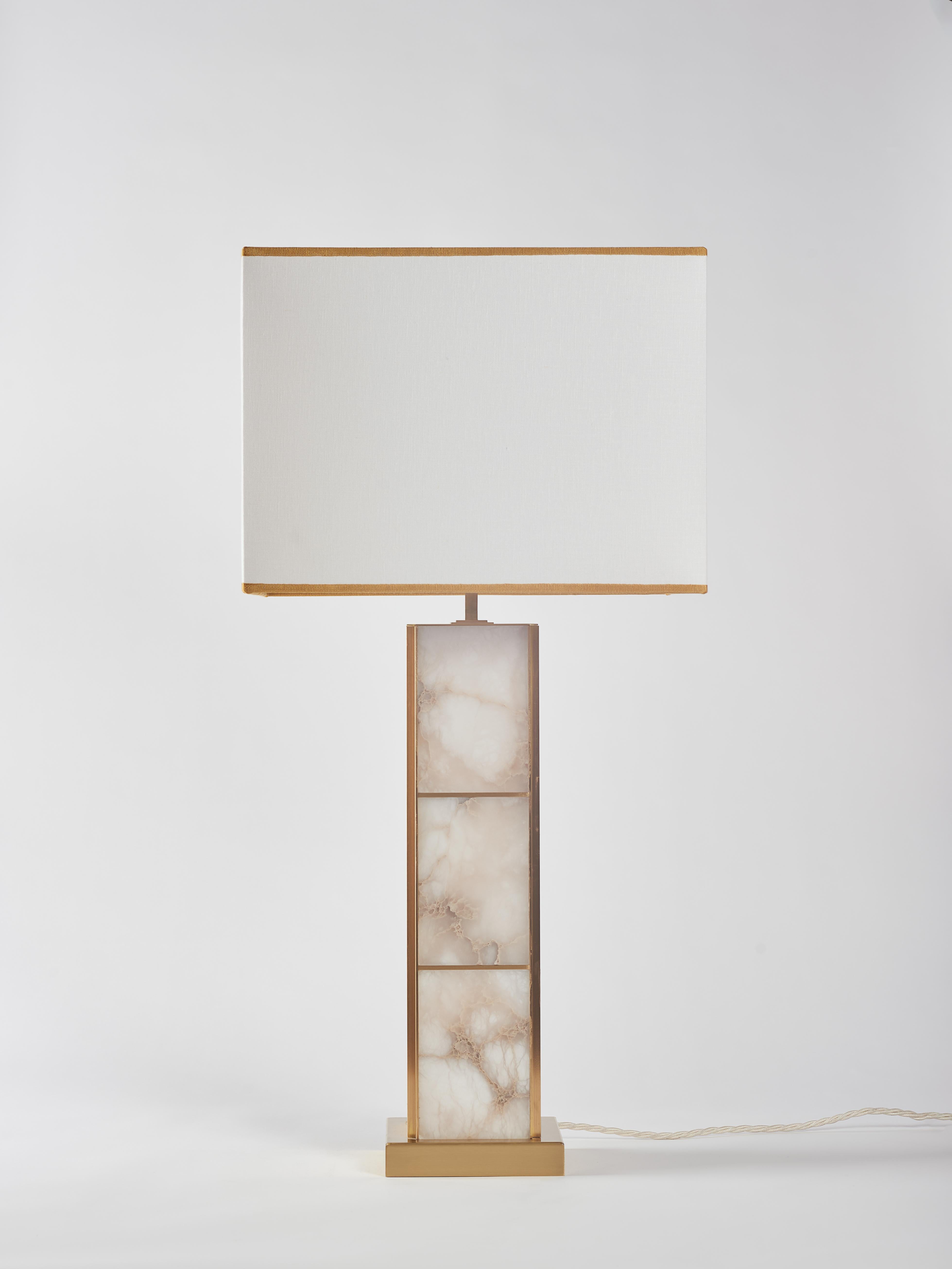 Galvanisé Lampe de table italienne linéaire élégante « Moore », laiton satiné et albâtre en vente