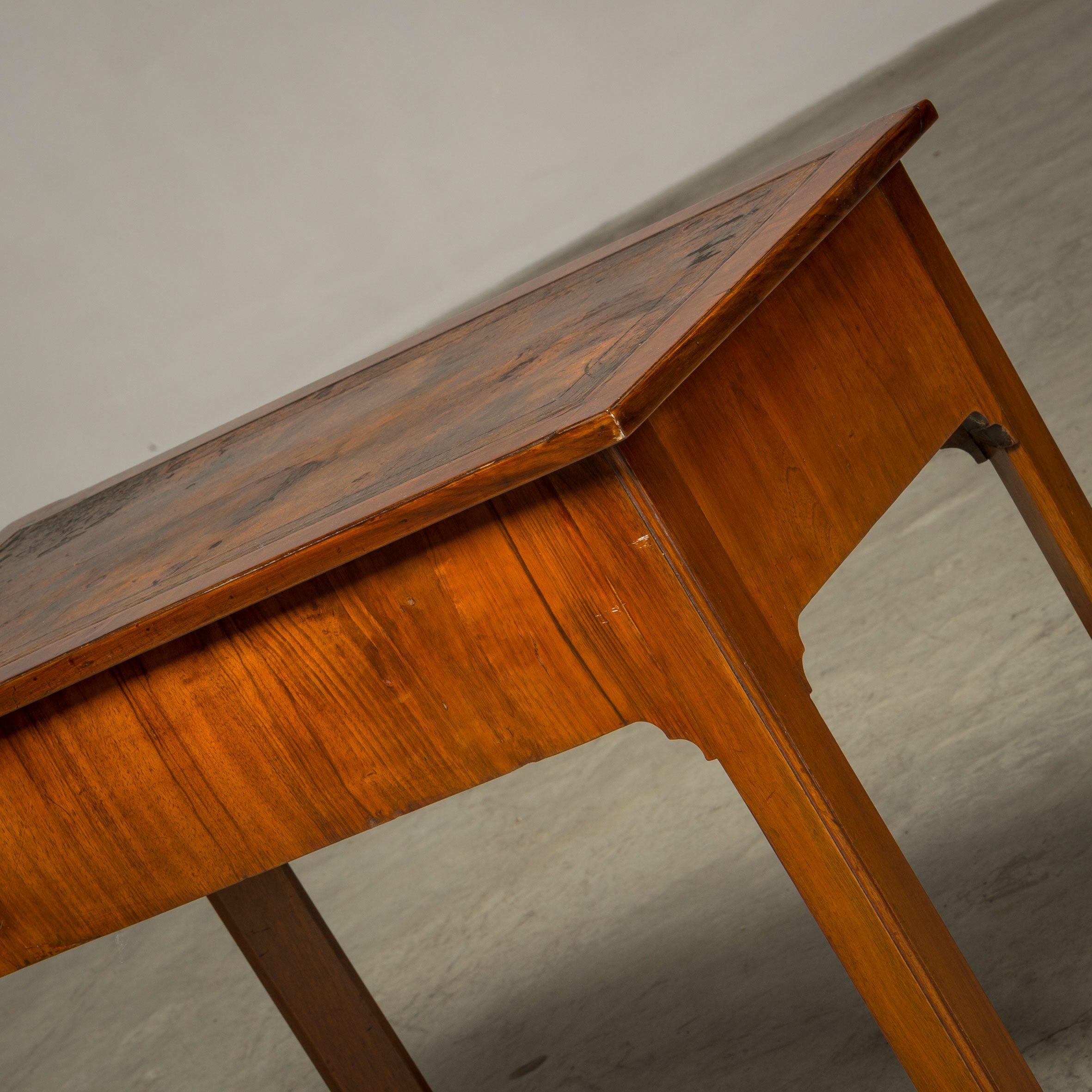 Kleiner Damenschreibtisch aus der Mitte des 18. Jahrhunderts George II. (Walnuss) im Angebot