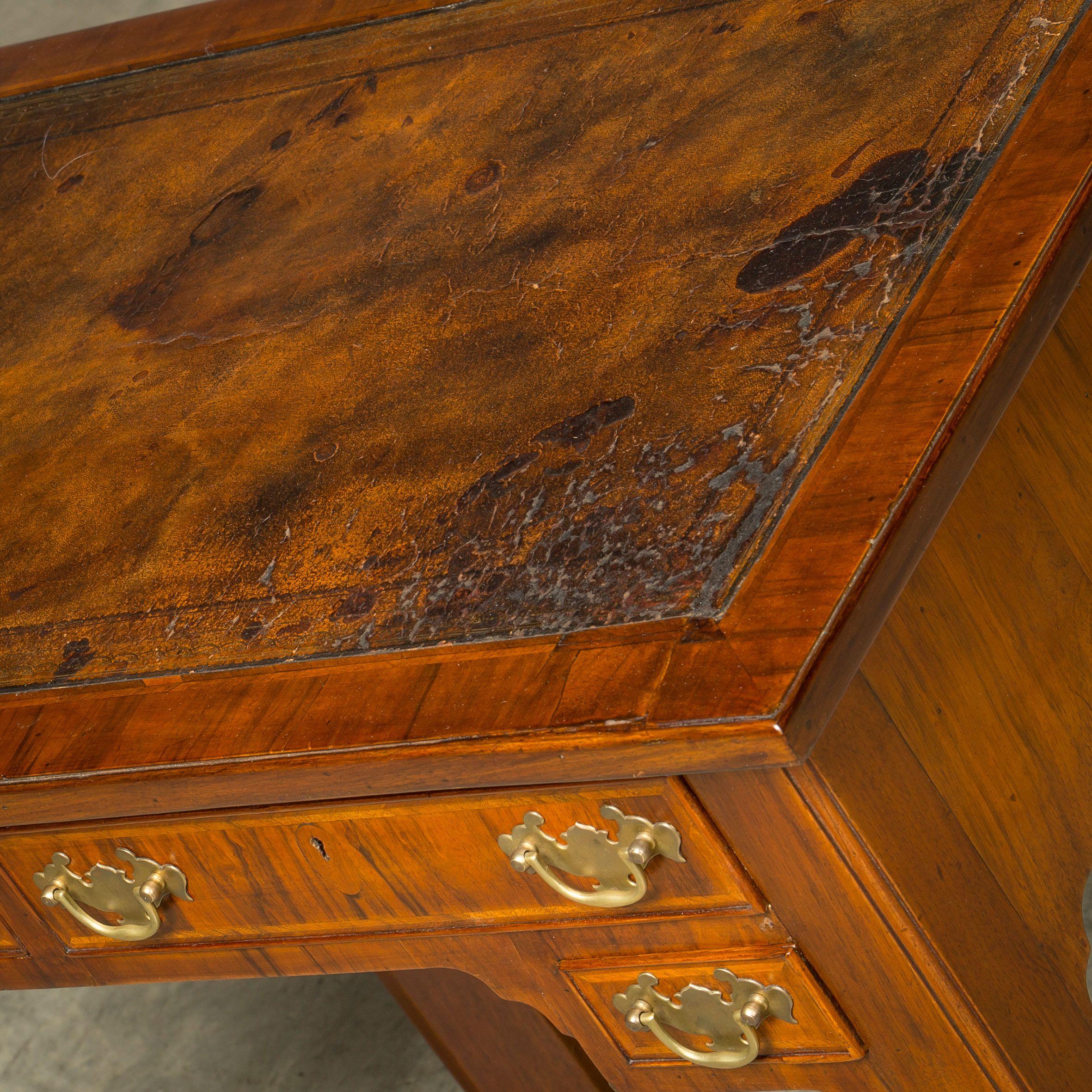 Kleiner Damenschreibtisch aus der Mitte des 18. Jahrhunderts George II. im Angebot 1