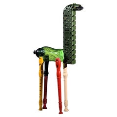 Escultura Llama Elegante, Ensamblaje de plástico, 2023 por Jerry Ross Barrish