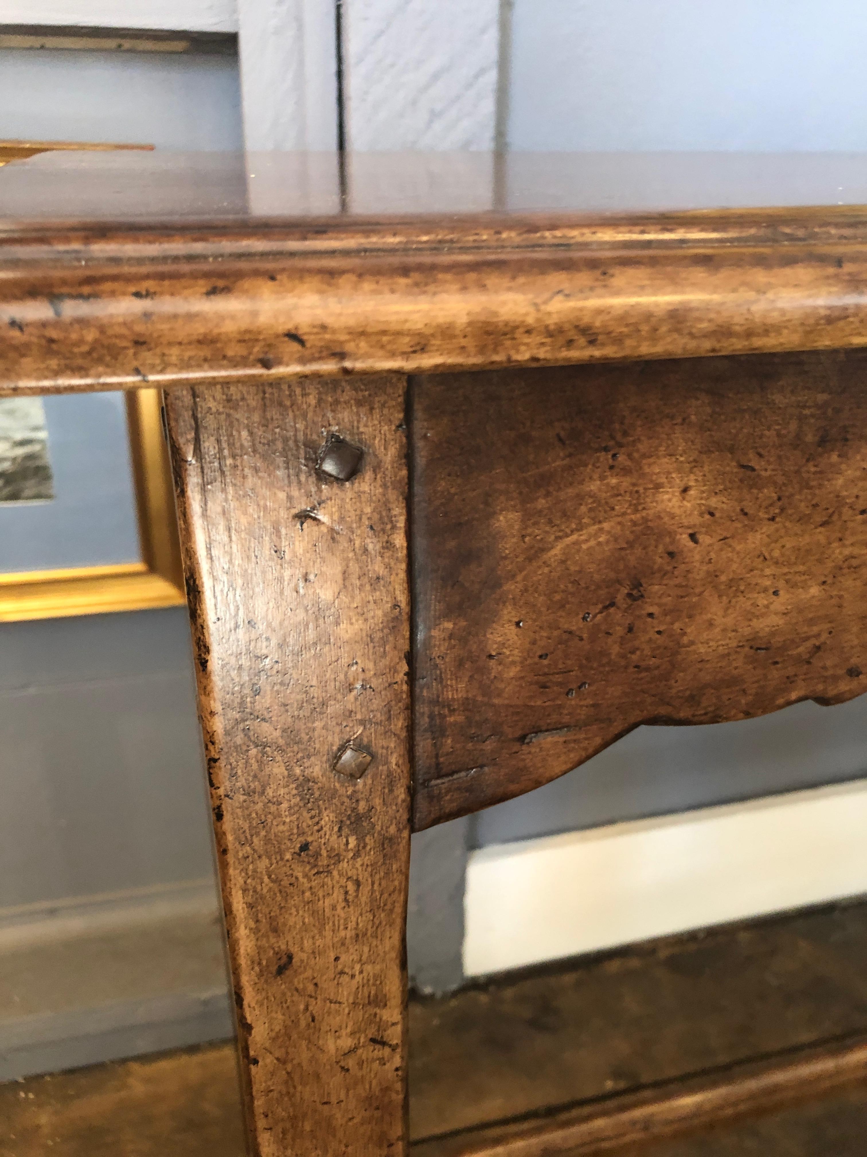 Elegant Long English Style Gorgeous Wood Minton Spidell Console In Excellent Condition In Hopewell, NJ
