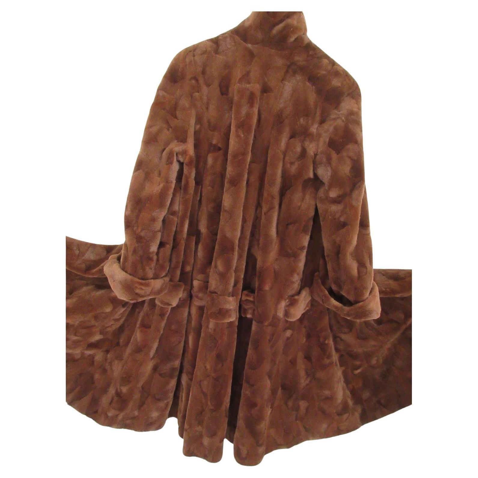 Brown luxurious full lenght mink fur coat 

We offer more exclusive fur items, view our frontstore.

Details:
Soft fur which it's very easy to wear 
In special brown color
Sheared mink fur
with 2 side pockets 
1 inside pocket
4 closing hooks
Wide