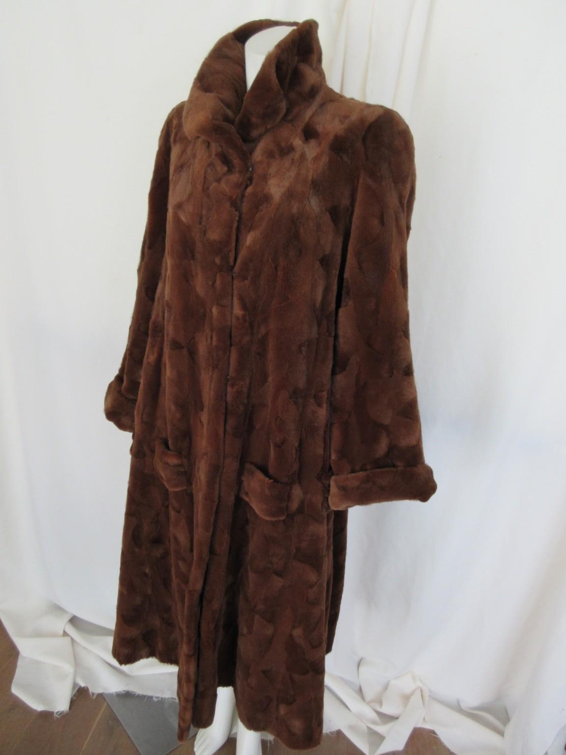 Elegant Long Mink Fur Coat Full Lenght In condizioni buone in vendita a Amsterdam, NL